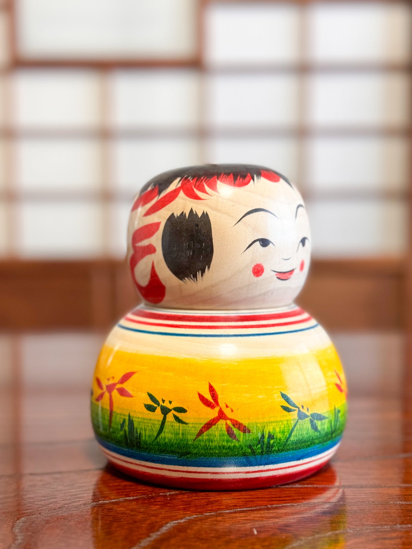 Kokeshi Traditionnelle de Niiyama Jin aux motifs libellules - tête mobile