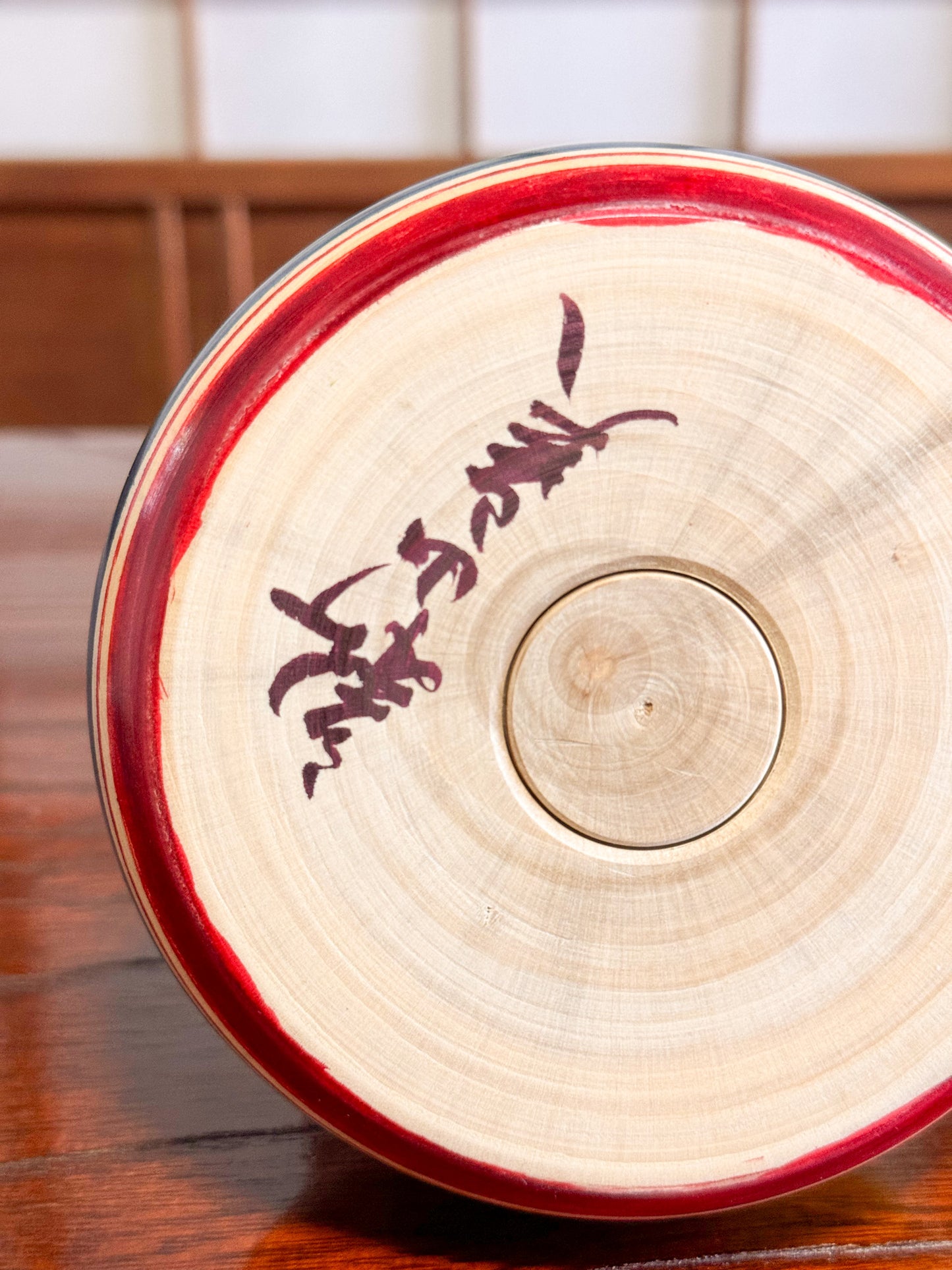 Kokeshi Traditionnelle de Niiyama Jin aux motifs libellules - tête mobile