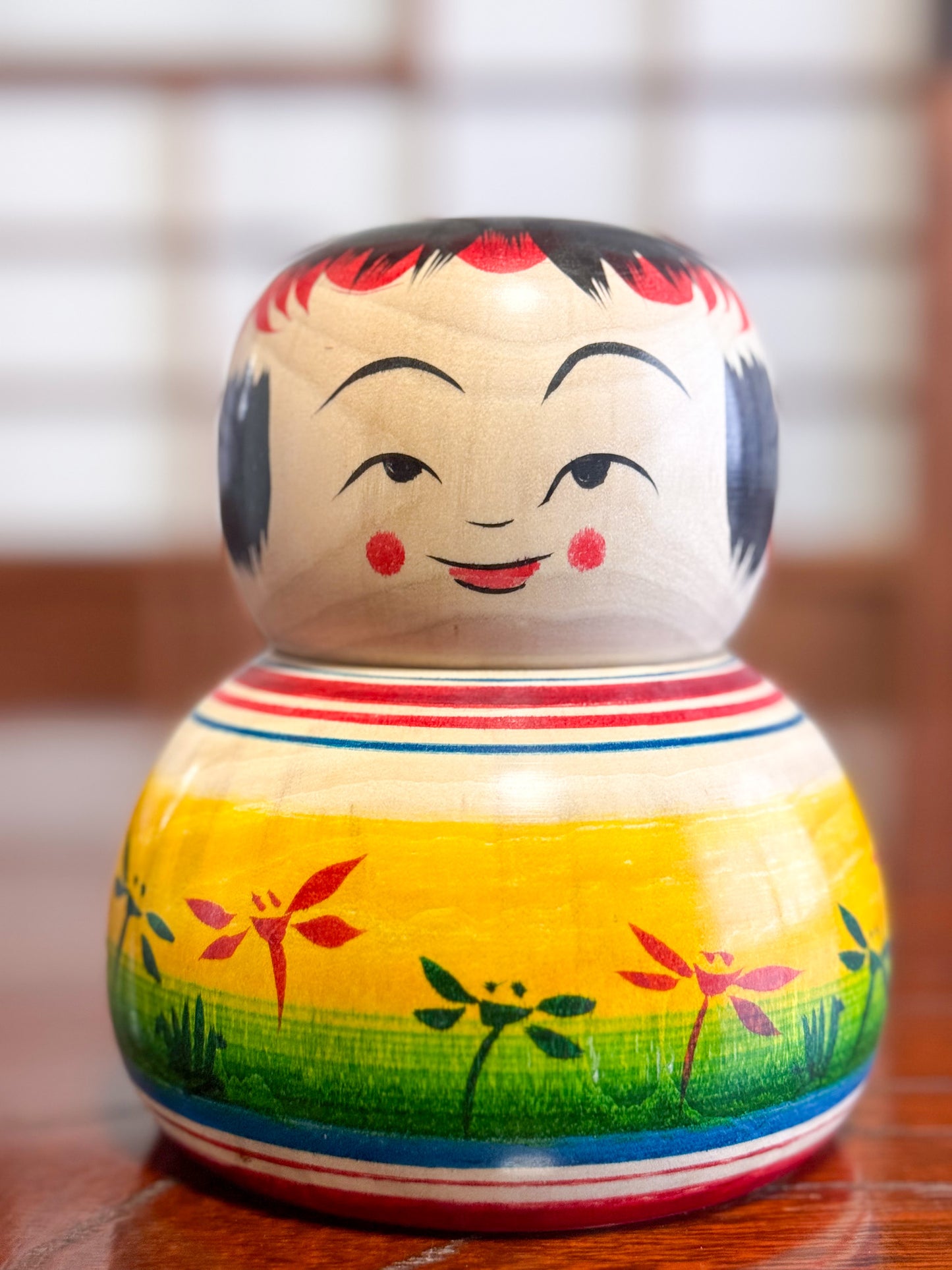 Kokeshi Traditionnelle de Niiyama Jin aux motifs libellules - tête mobile