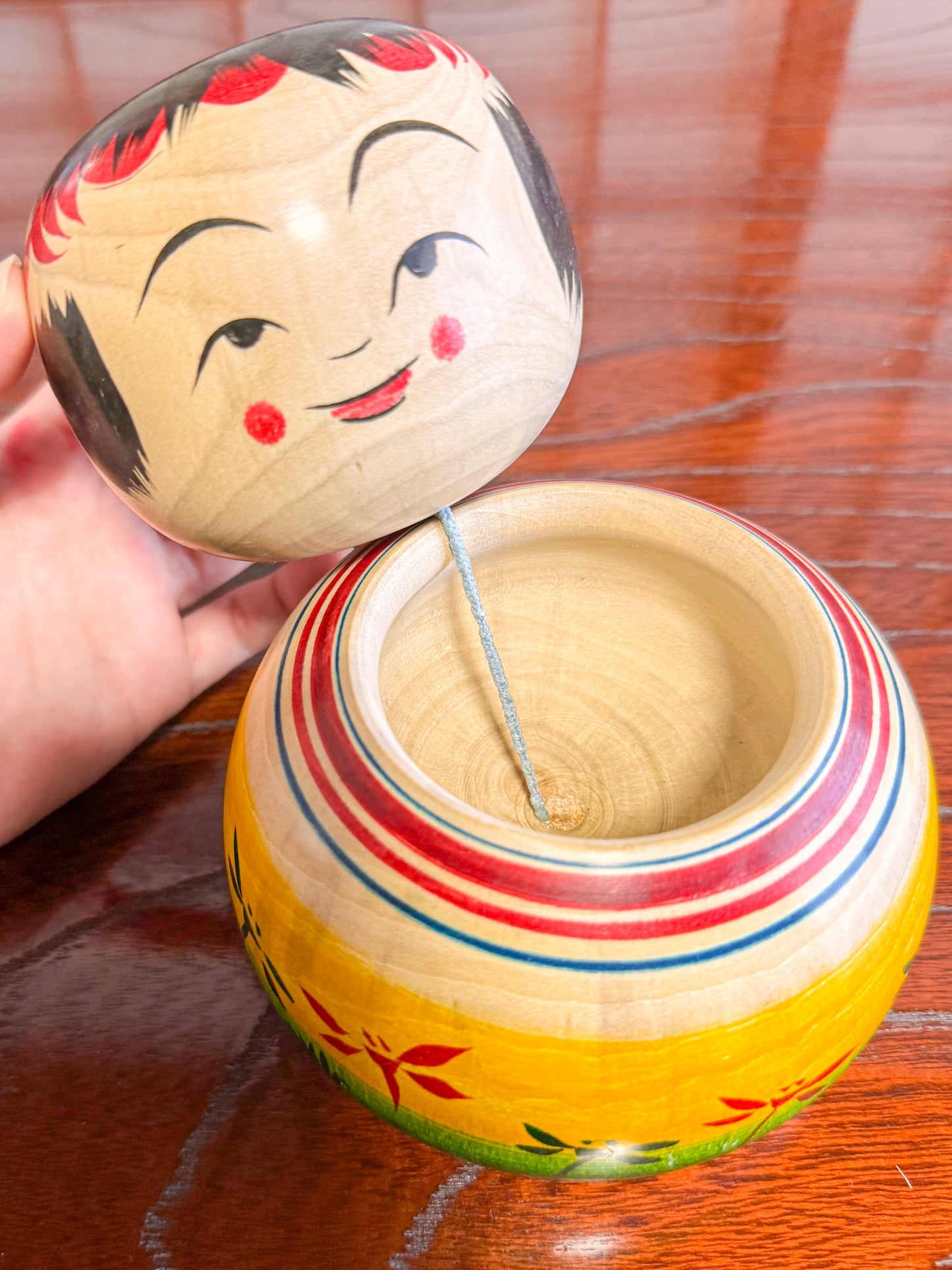 Kokeshi Traditionnelle de Niiyama Jin aux motifs libellules - tête mobile