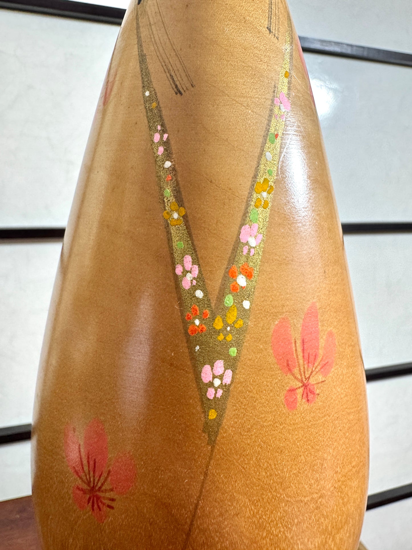 Kokeshi ume gomoro de Takahashi Hashime détail col kimono