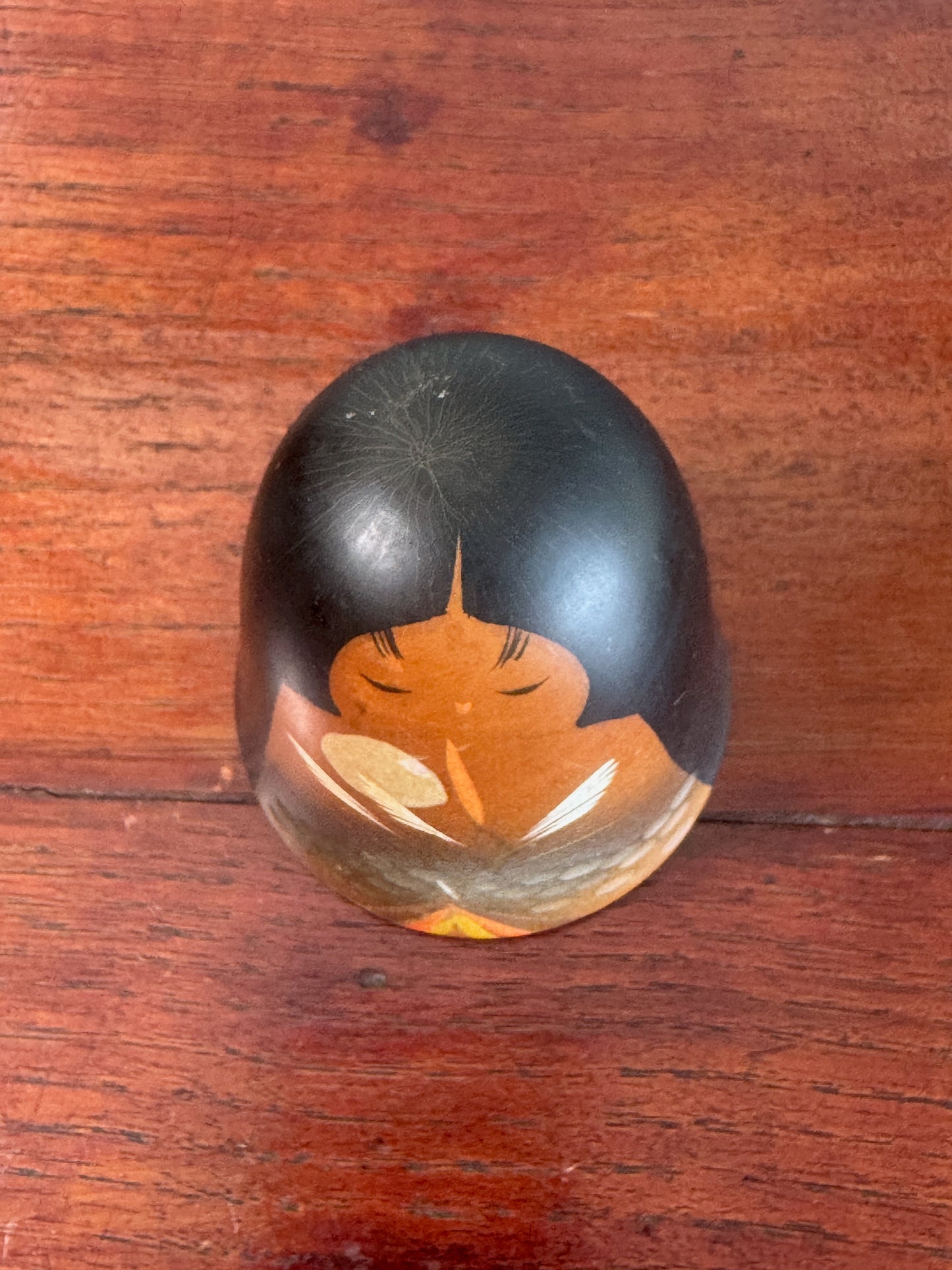 kokeshi, poupée japonaise en bois d'Aoki Ryoka représentant la princesse Kaguya, vu de dessus