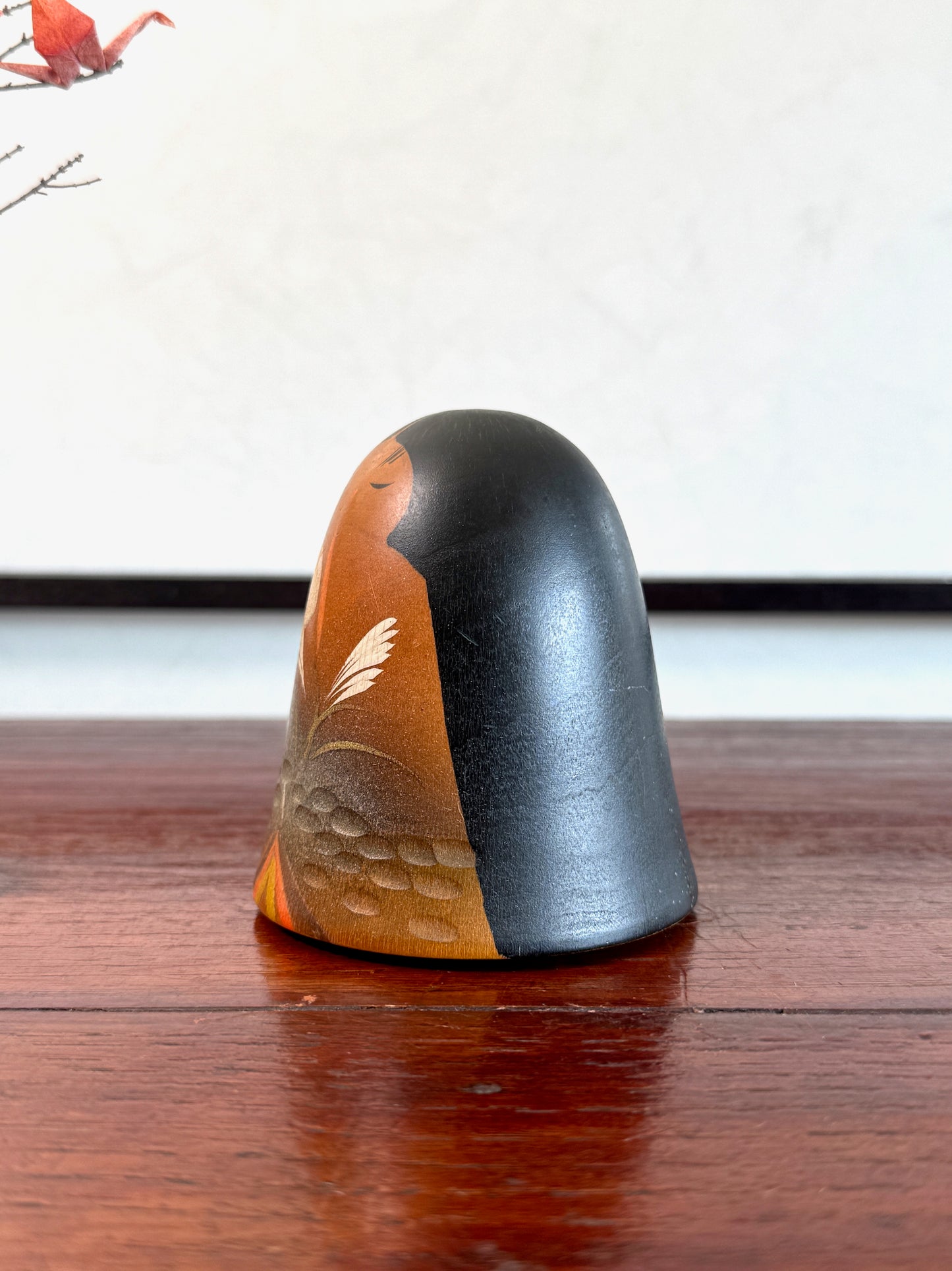kokeshi, poupée japonaise en bois d'Aoki Ryoka représentant la princesse Kaguya, profil gauche