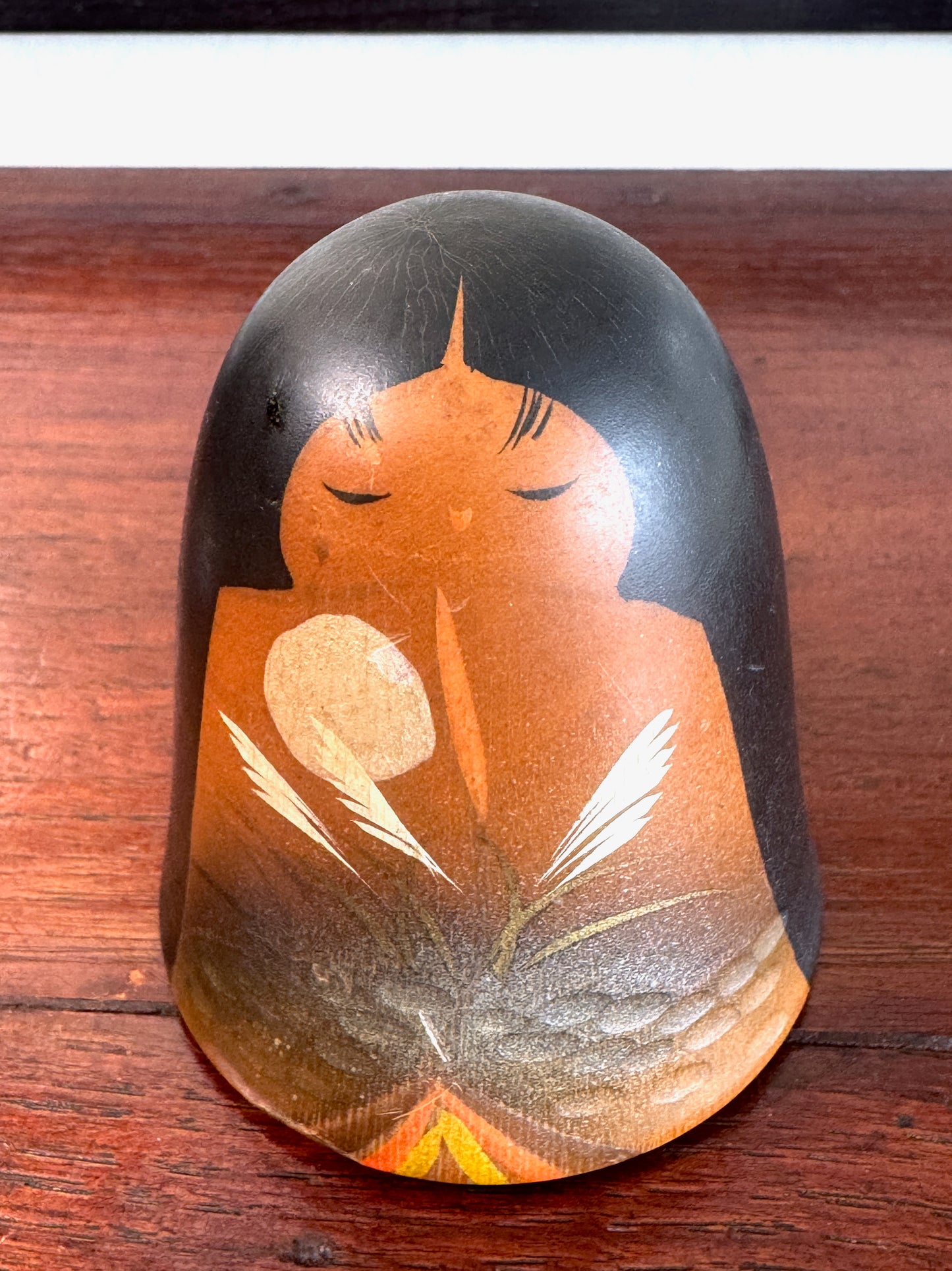 kokeshi, poupée japonaise en bois d'Aoki Ryoka représentant la princesse Kaguya, vu de dessus