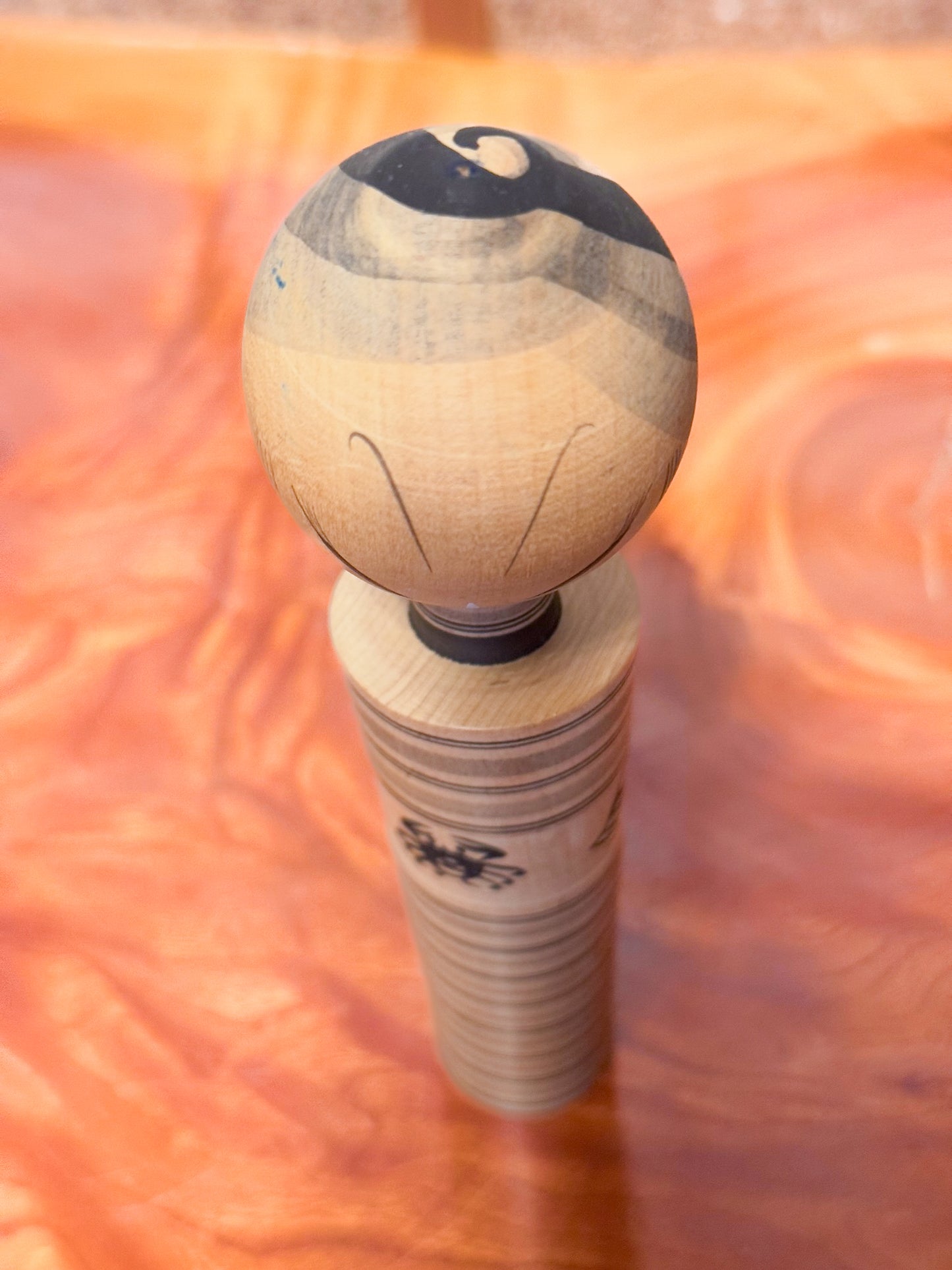 kokeshi sumi-e de Hatsutaro rayé avec motif crabe et coquillages, vu de dessus