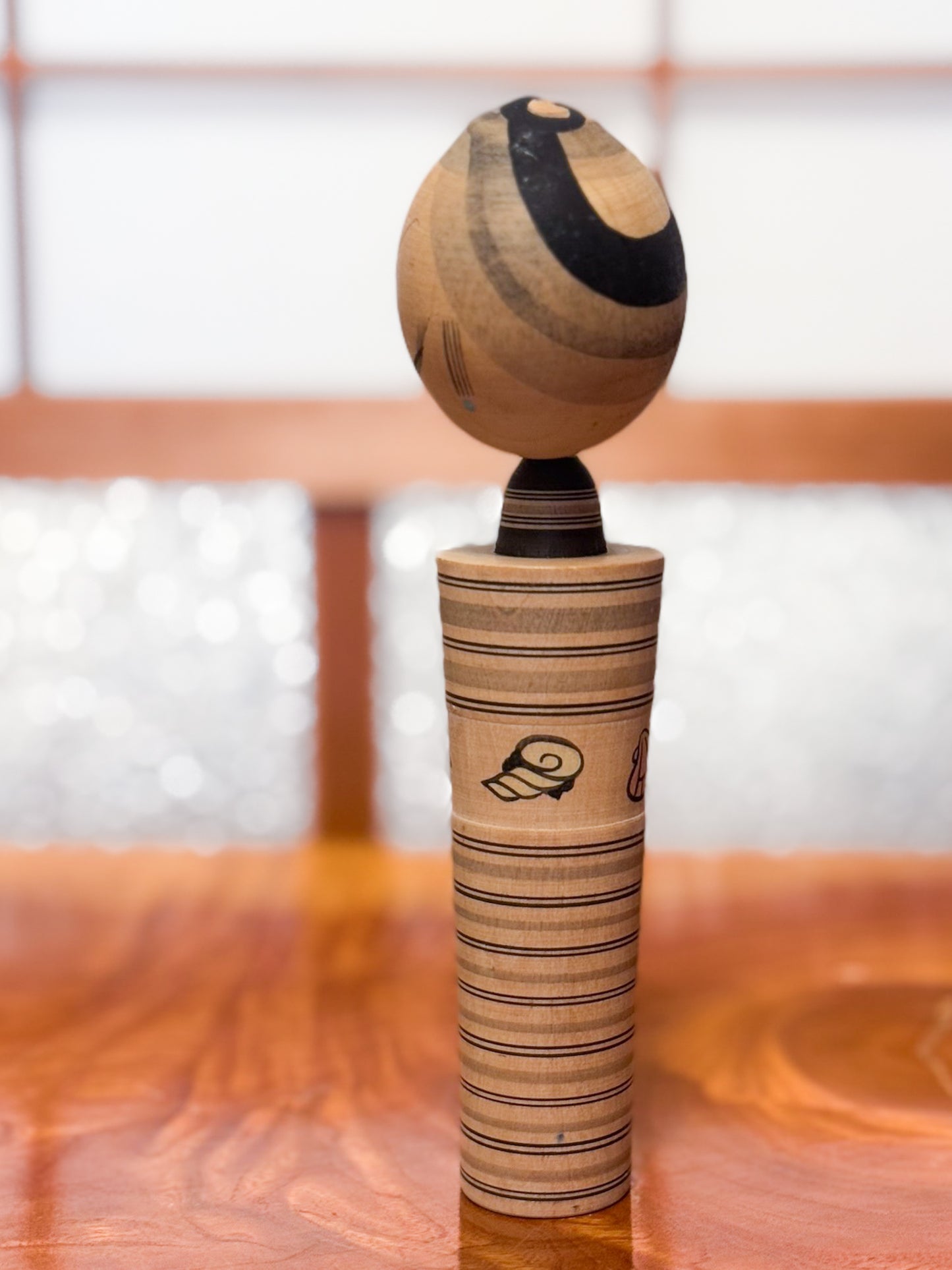kokeshi sumi-e de Hatsutaro rayé avec motif crabe et coquillages, profil gauche