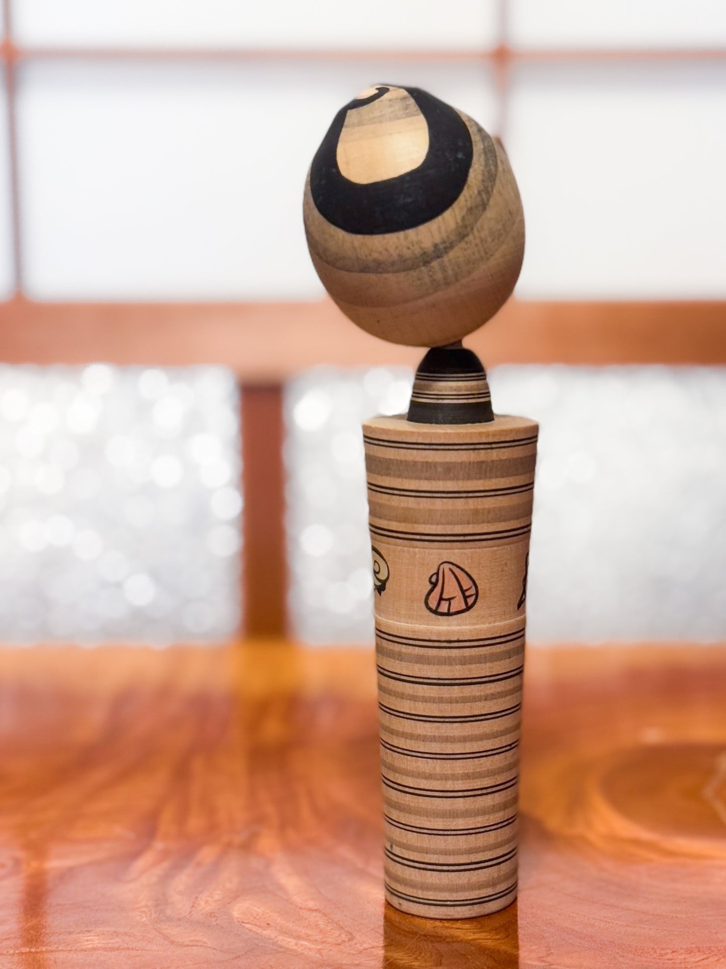 kokeshi sumi-e de Hatsutaro rayé avec motif crabe et coquillages, vu de dos