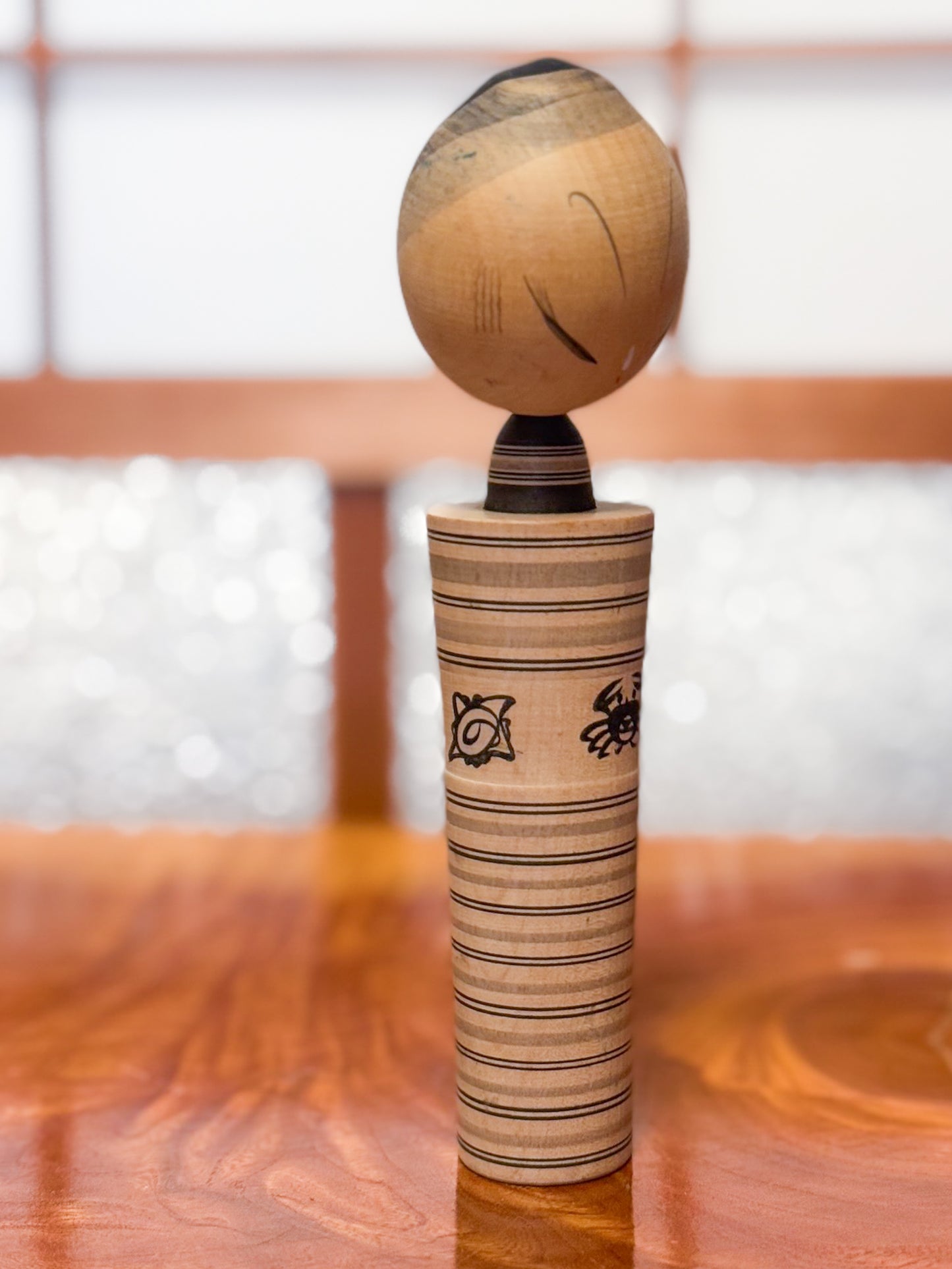 kokeshi sumi-e de Hatsutaro rayé avec motif crabe et coquillages, profil droit