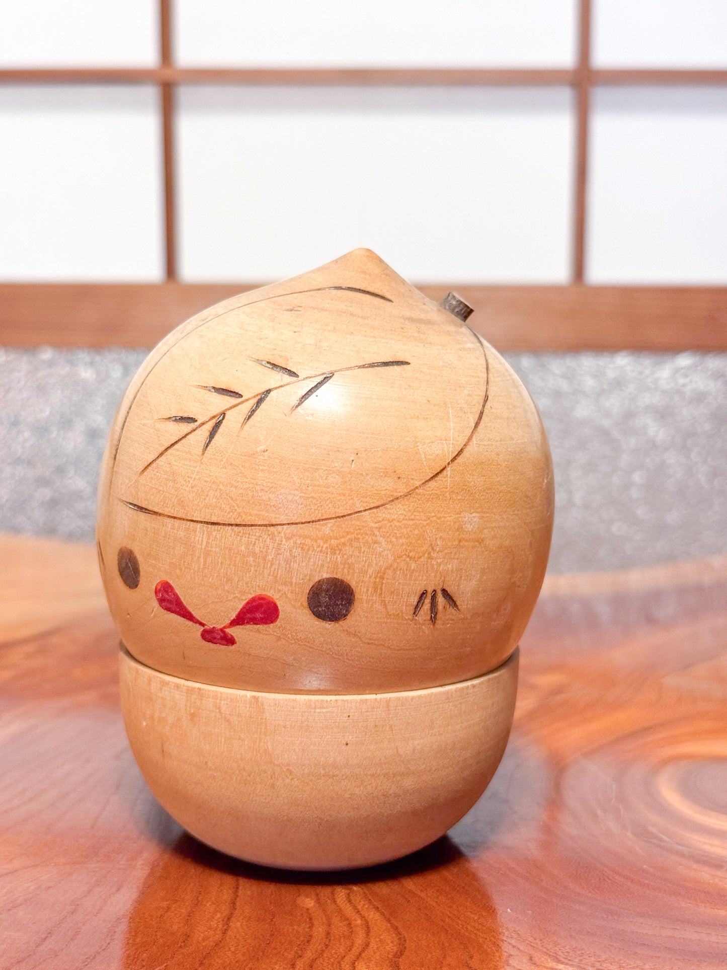 Kokeshi nature bois naturel sur socle vue face