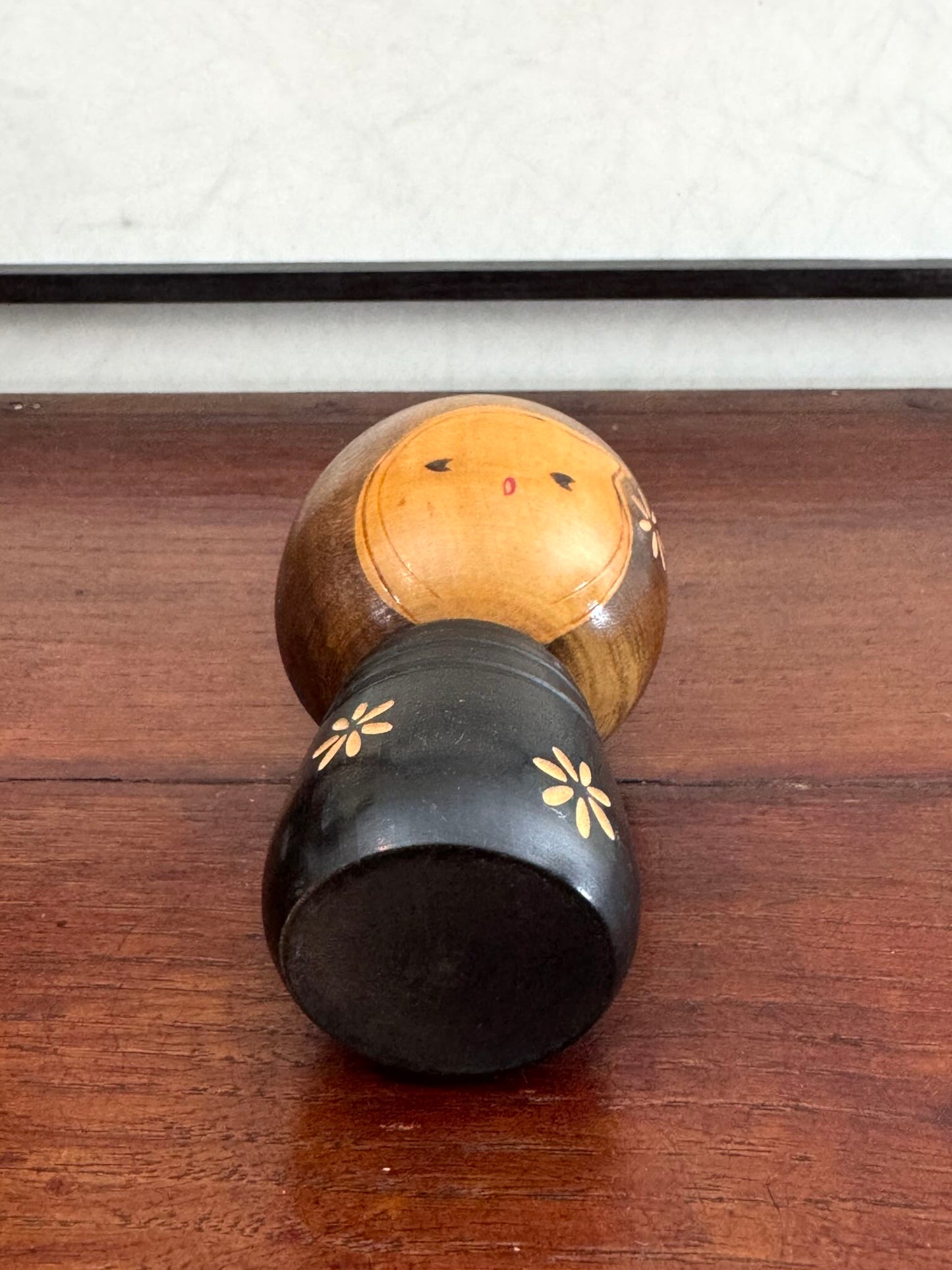 Petite Kokeshi en bois de takeda Masashi à fleurs vue dessous