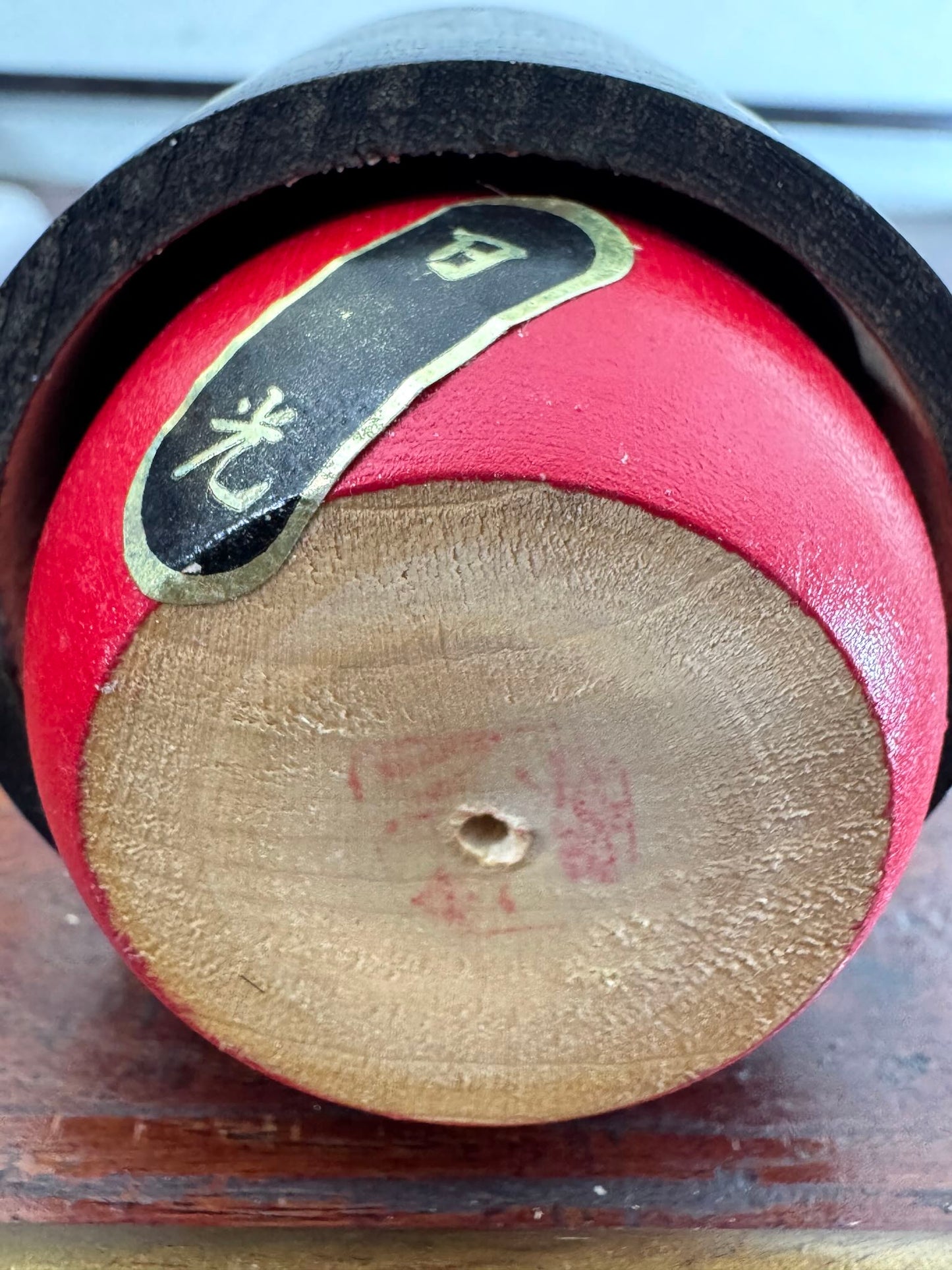 Kokeshi Gunma de l'artisan Kenji Kotani, cheveux longs et fleurs, dessous