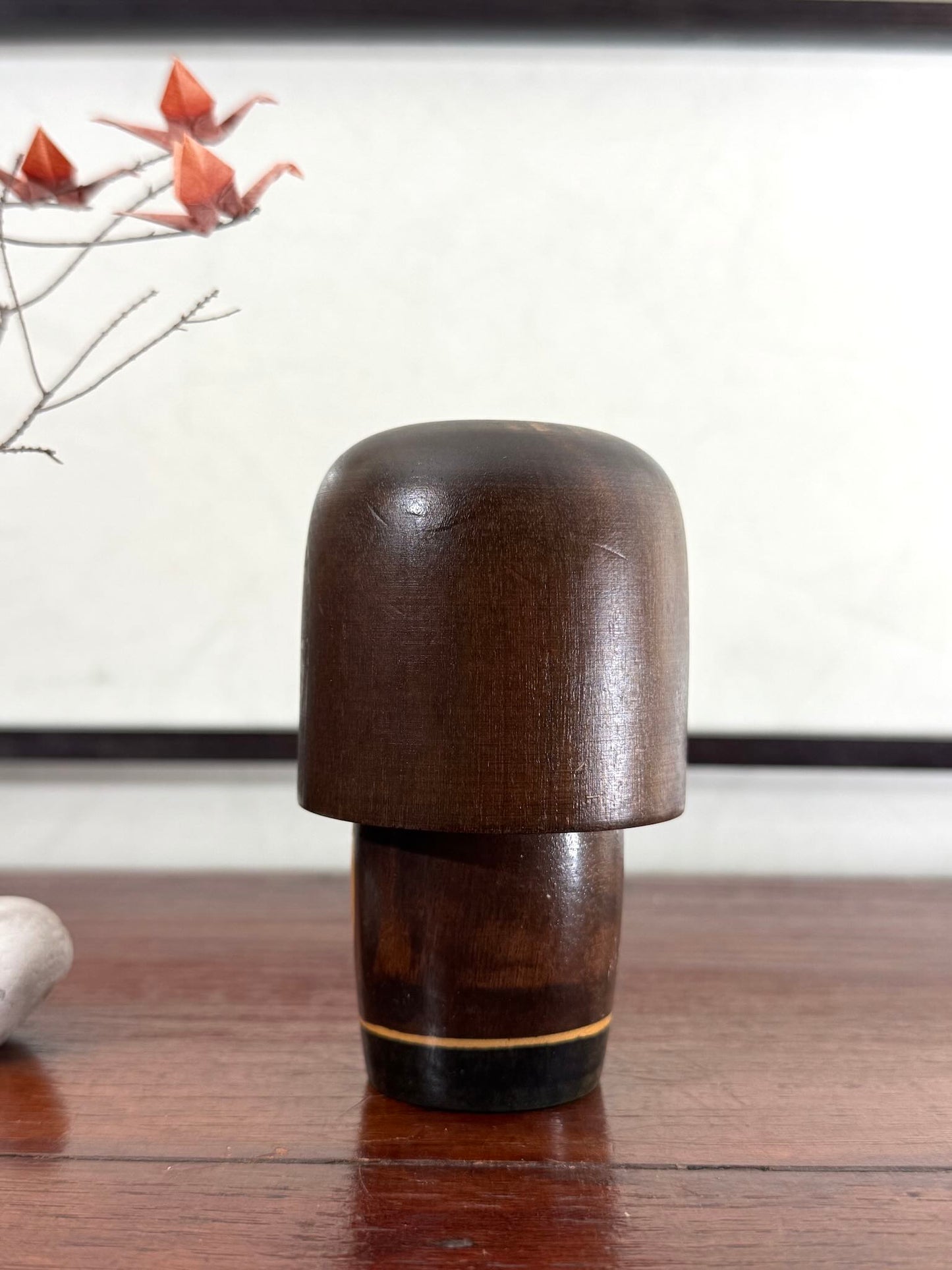 Petite kokeshi Gunma Ozawa Shiun en bois avec longue chevelure brune, kimono brun avec fleurs et obi rouge, vue dos