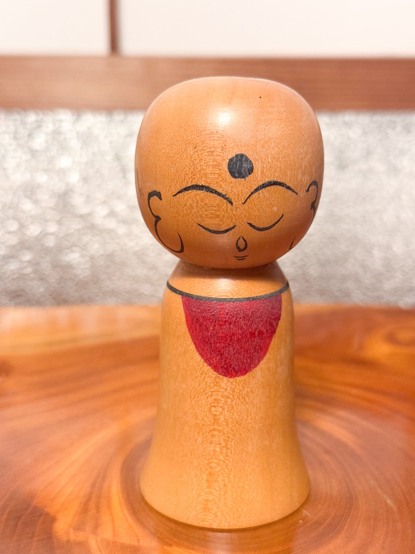 kokeshi de Asakusa Koyo représentant un jizo avec bavoir rouge
