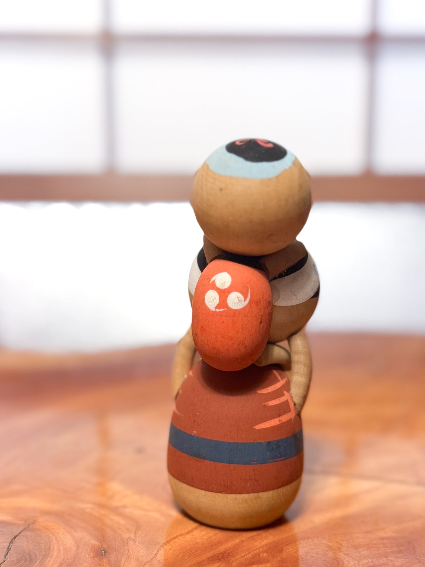 kokeshi japonaise vintage père portant enfant sur les épaules, vu de dos