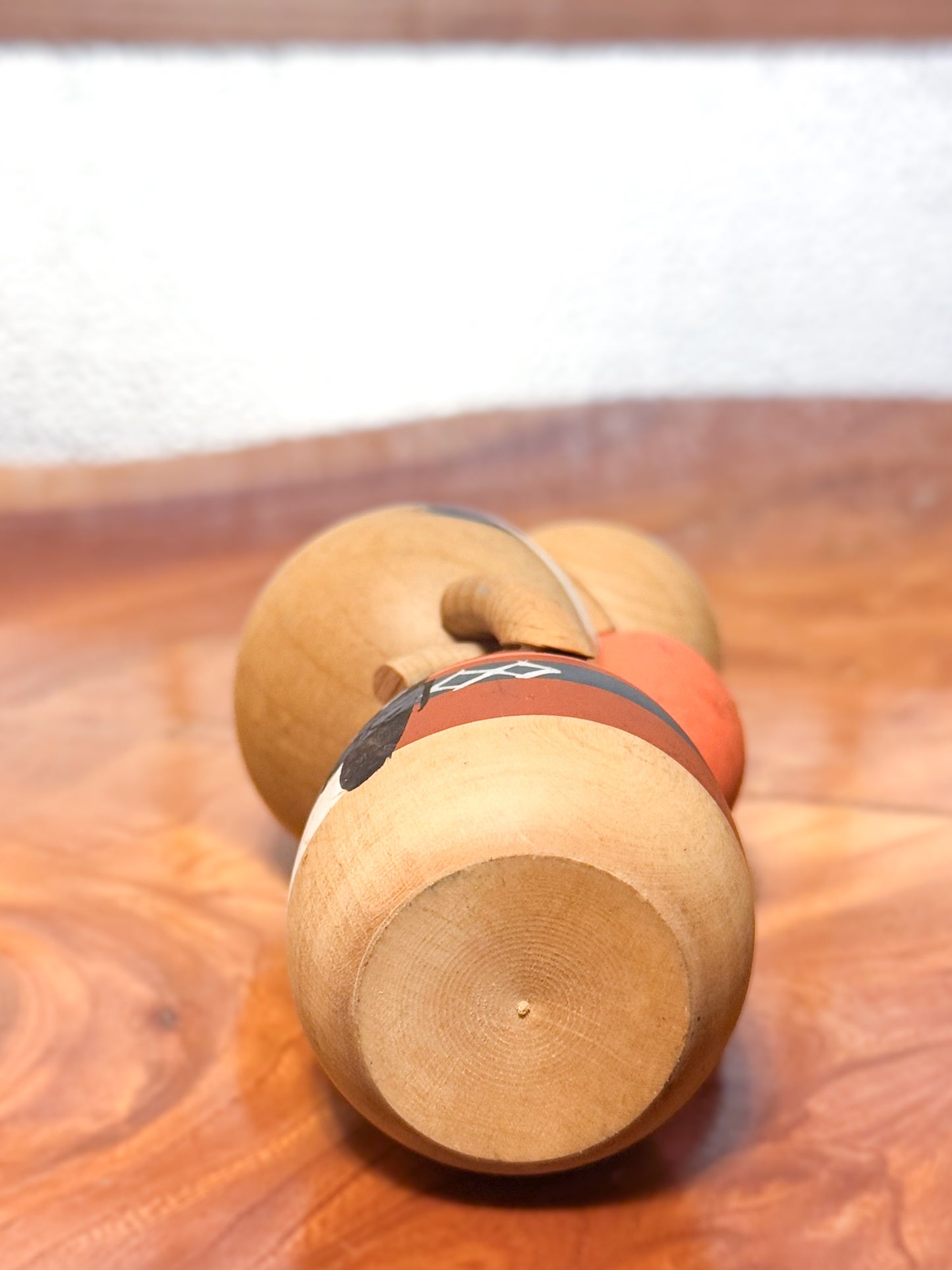 kokeshi japonaise vintage père portant enfant sur les épaules, le dessous