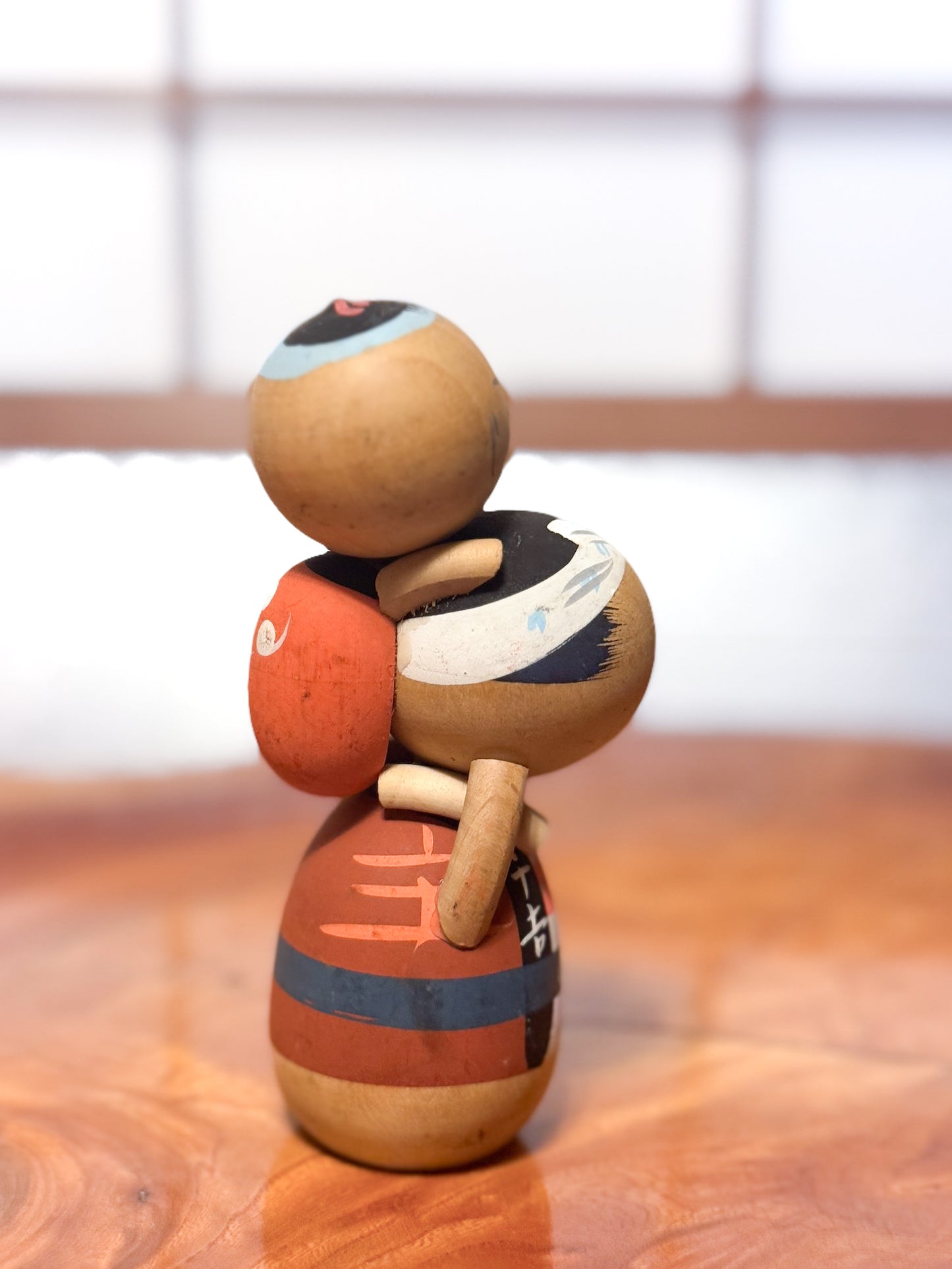 kokeshi japonaise vintage père portant enfant sur les épaules, profil droit