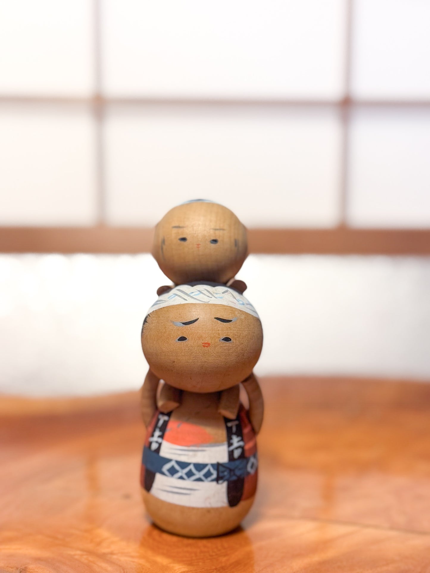 kokeshi japonaise vintage père portant enfant sur les épaules, face 2