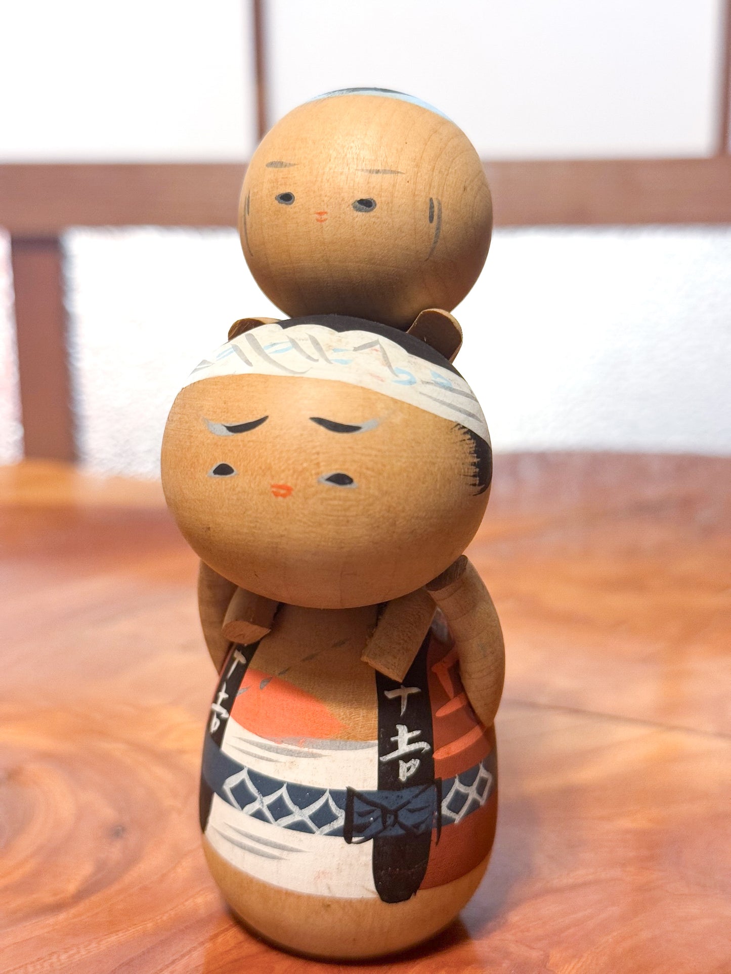 kokeshi japonaise vintage père portant enfant sur les épaules, face