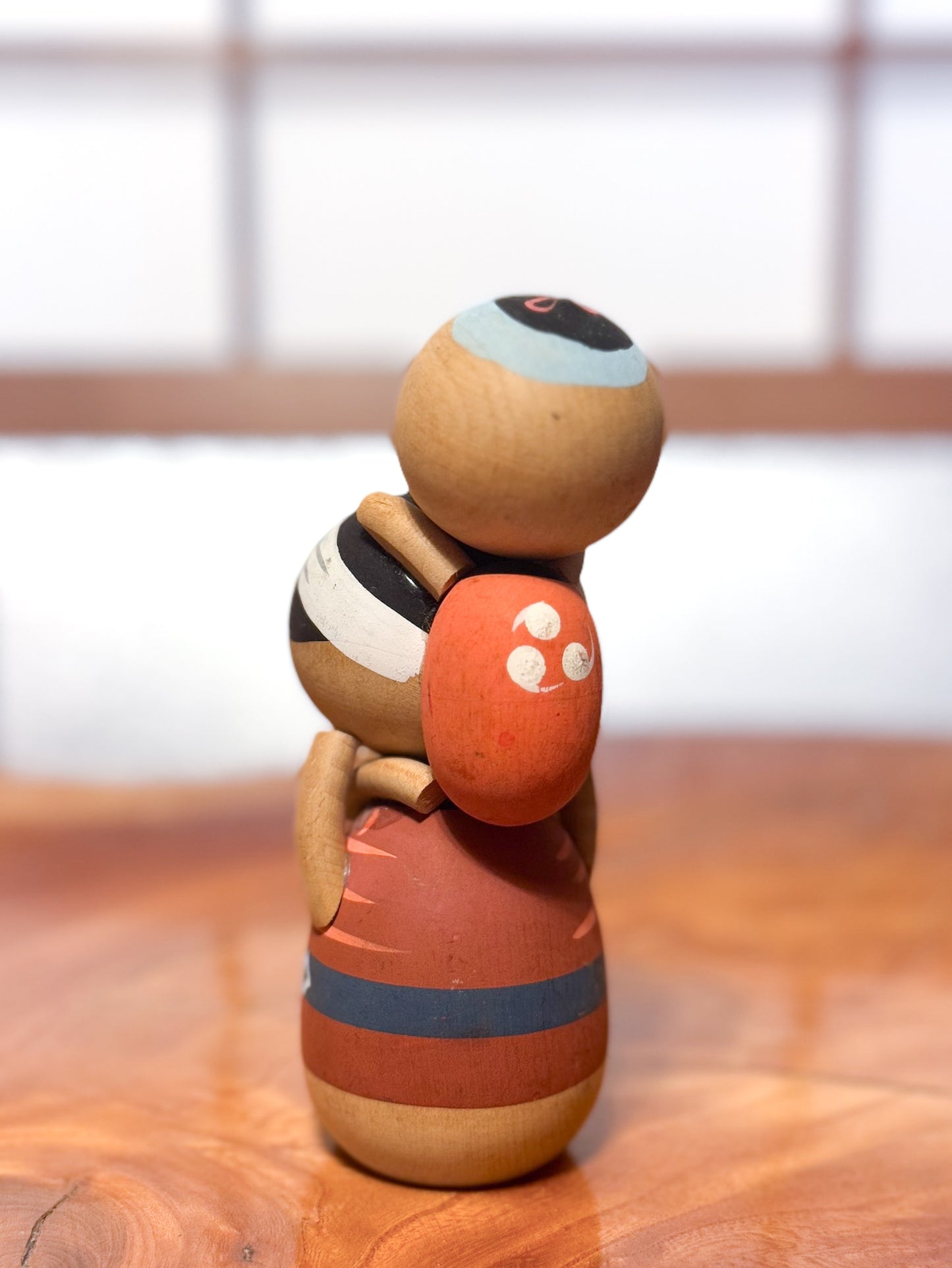 kokeshi japonaise vintage père portant enfant sur les épaules, dos gauche
