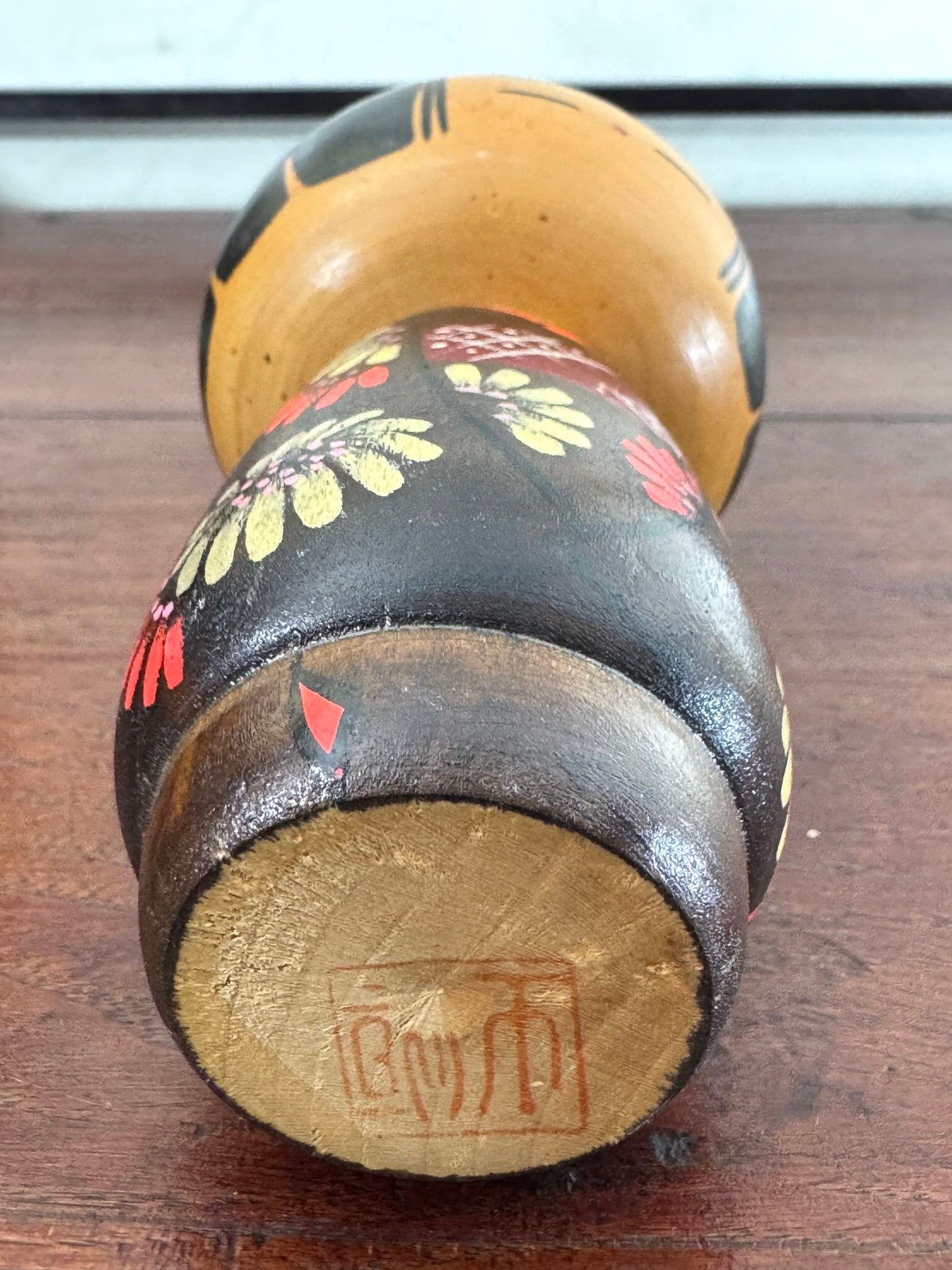 Poupée Kokeshi en bois, chignon et kimono et fleurs peintes, vue dessous
