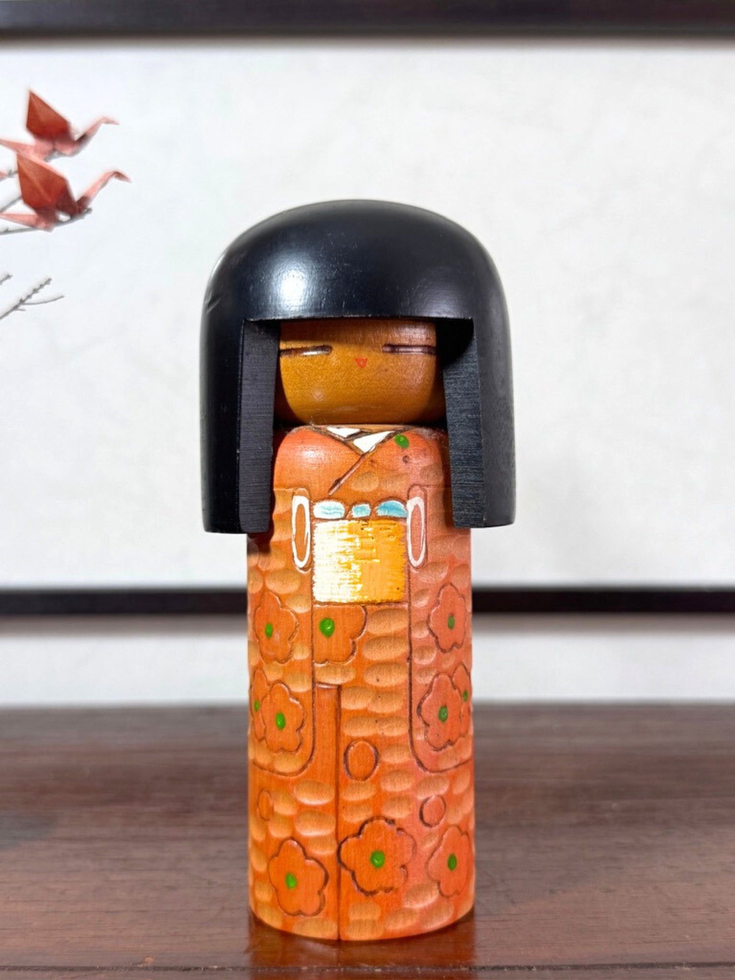 kokeshi créative vintage de Kisaku au kimono gravé et pyrogravé à fleurs