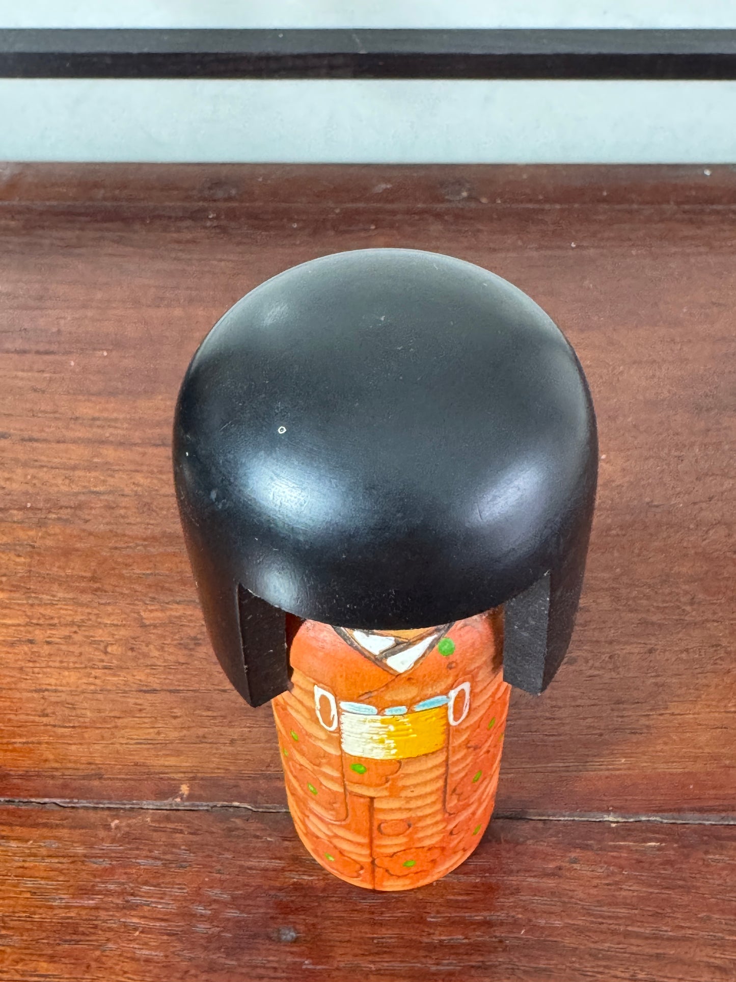 kokeshi créative vintage de Kisaku au kimono gravé et pyrogravé à fleurs, vu de dessus