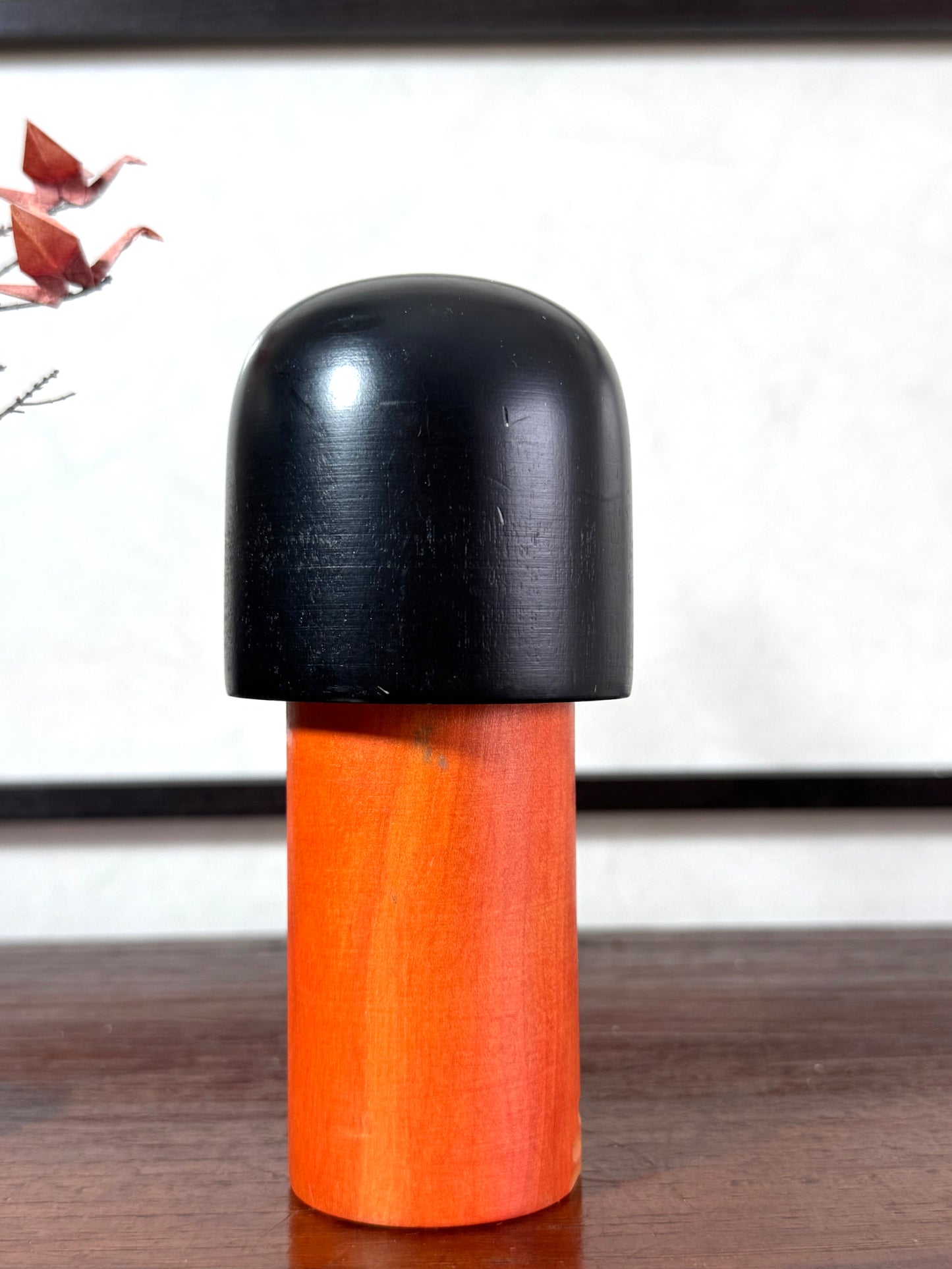 kokeshi créative vintage de Kisaku au kimono gravé et pyrogravé à fleurs, vu de dos
