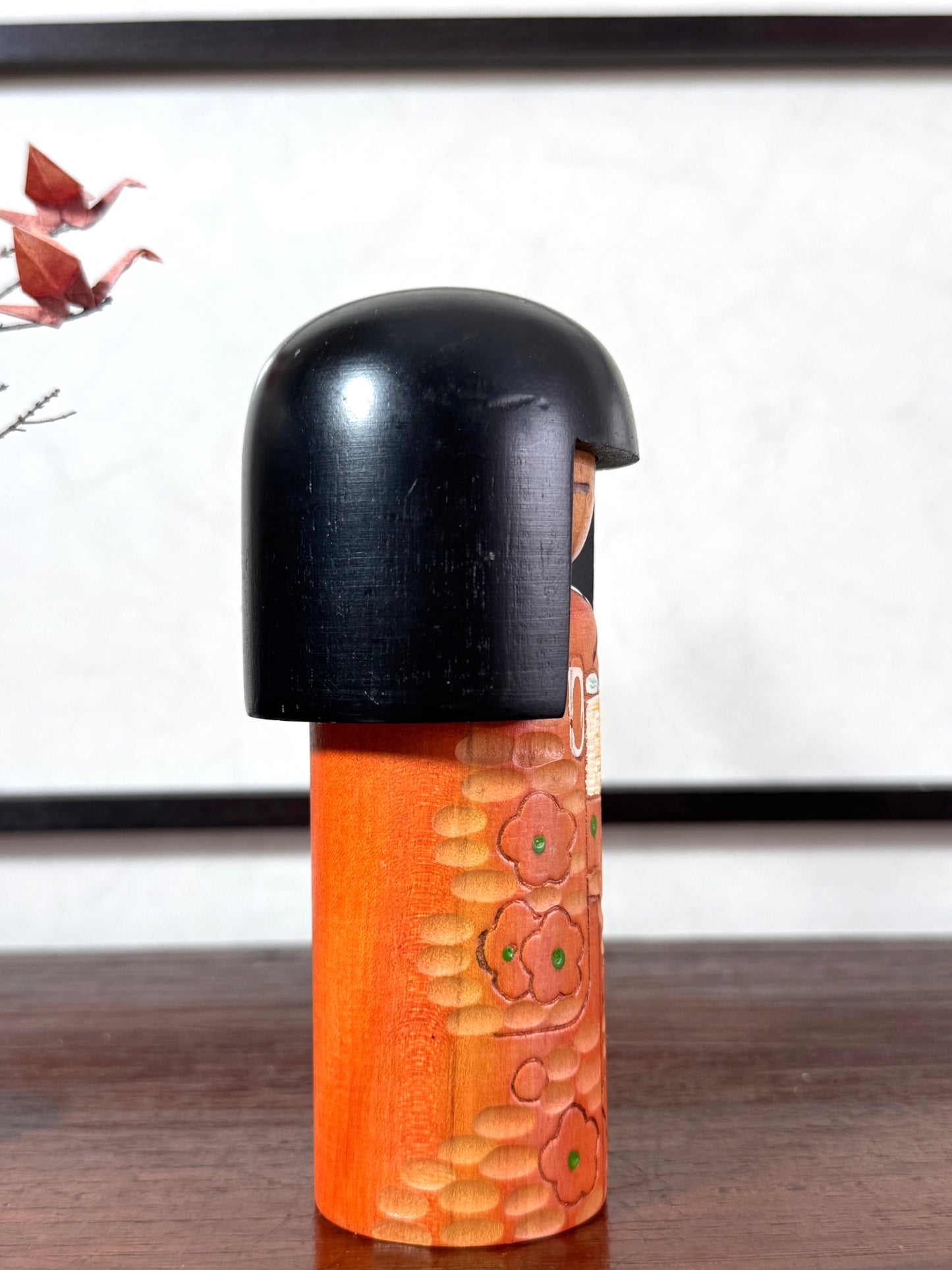 kokeshi créative vintage de Kisaku au kimono gravé et pyrogravé à fleurs, vu du profil droit