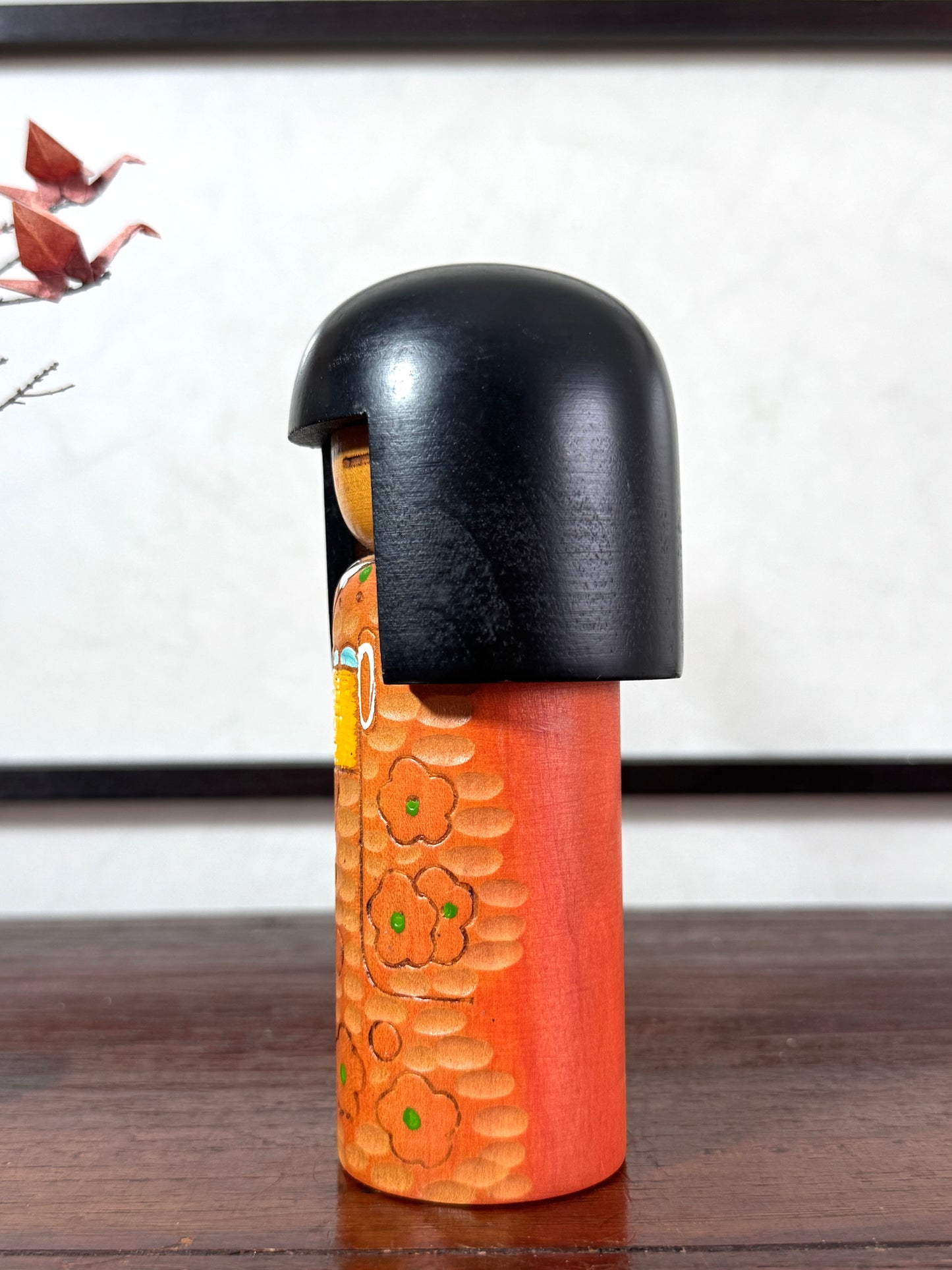 kokeshi créative vintage de Kisaku au kimono gravé et pyrogravé à fleurs, vu du profil gauche