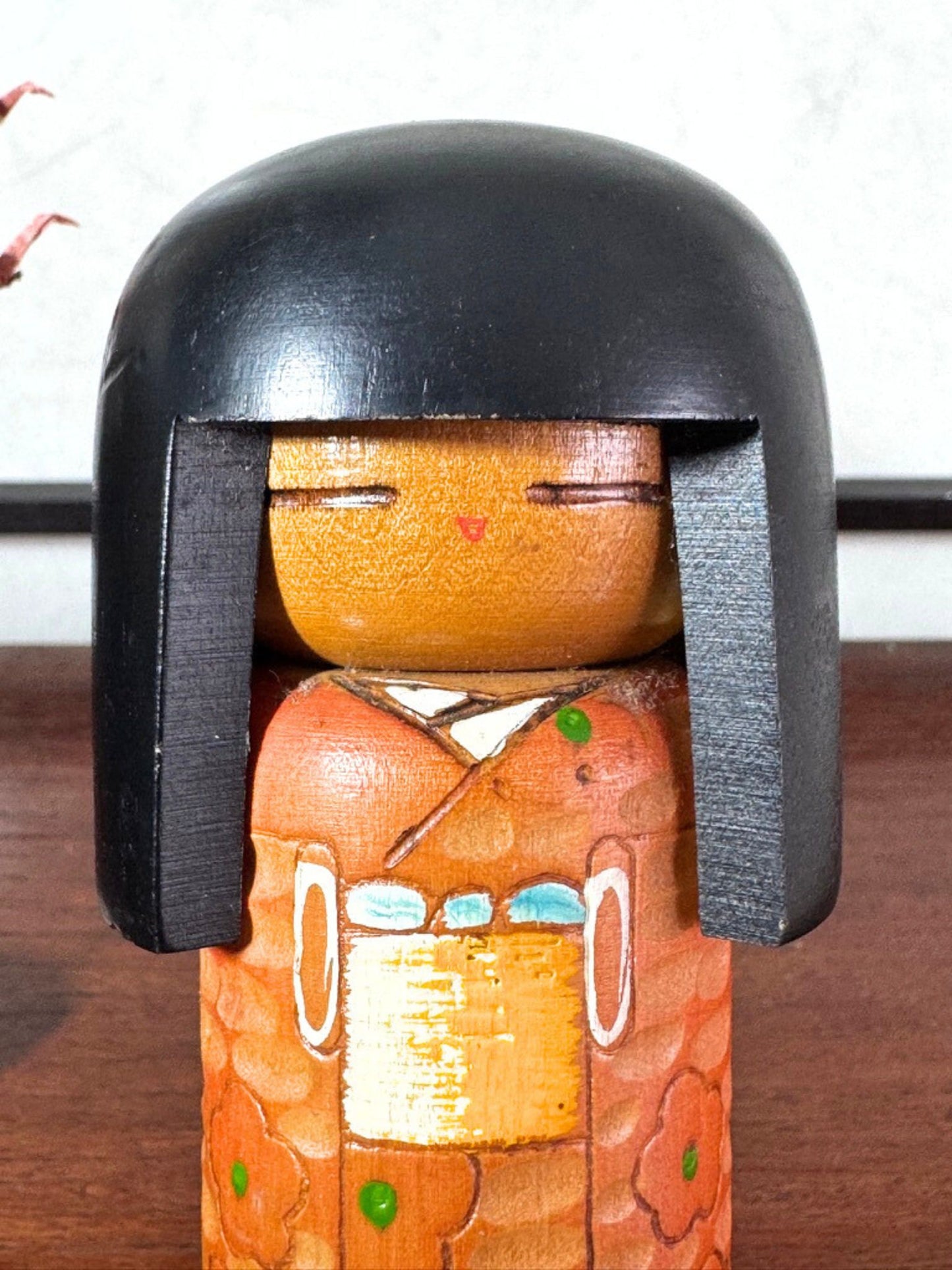 kokeshi créative vintage de Kisaku au kimono gravé et pyrogravé à fleurs, gros plan sur le visage