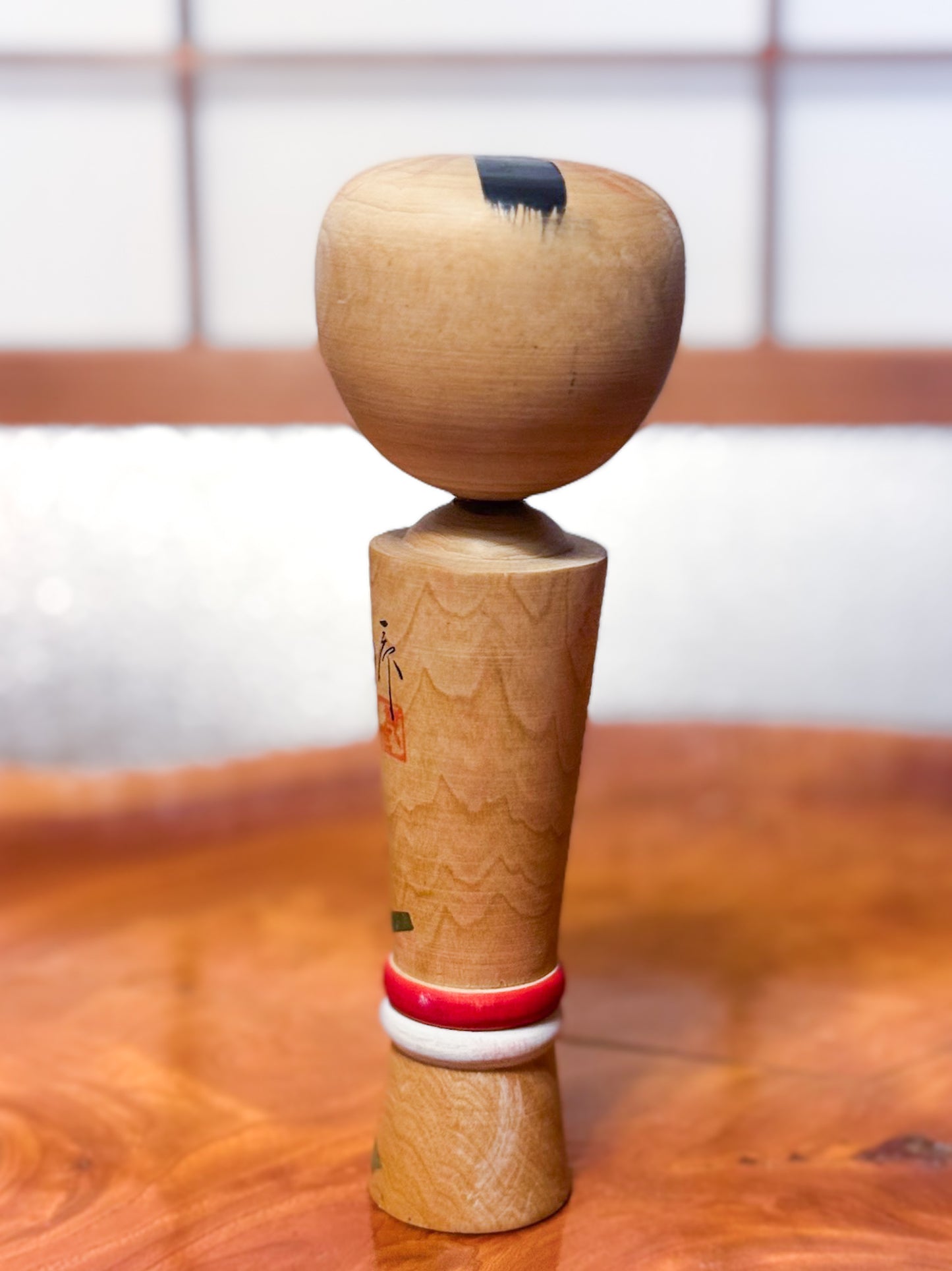 kokeshi japonaise vintage décorée avec enfants style gosho, vu de dos