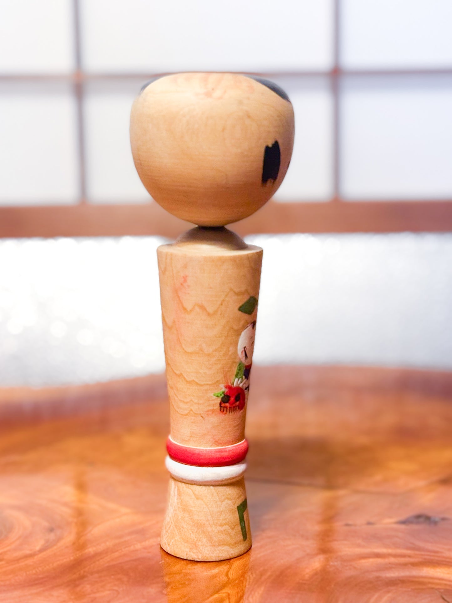 kokeshi japonaise vintage décorée avec enfants style gosho, vu de dos