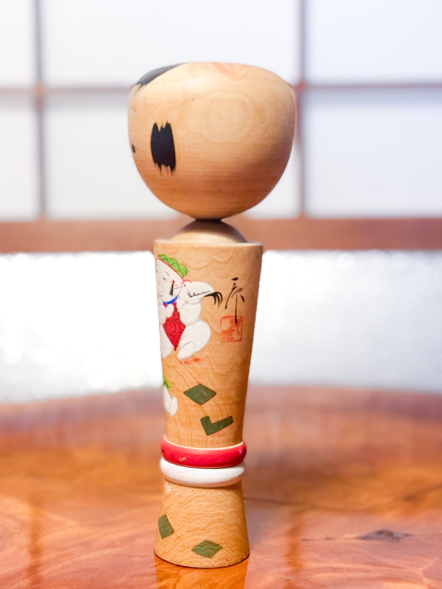 kokeshi japonaise vintage décorée avec enfants style gosho, profil gauche