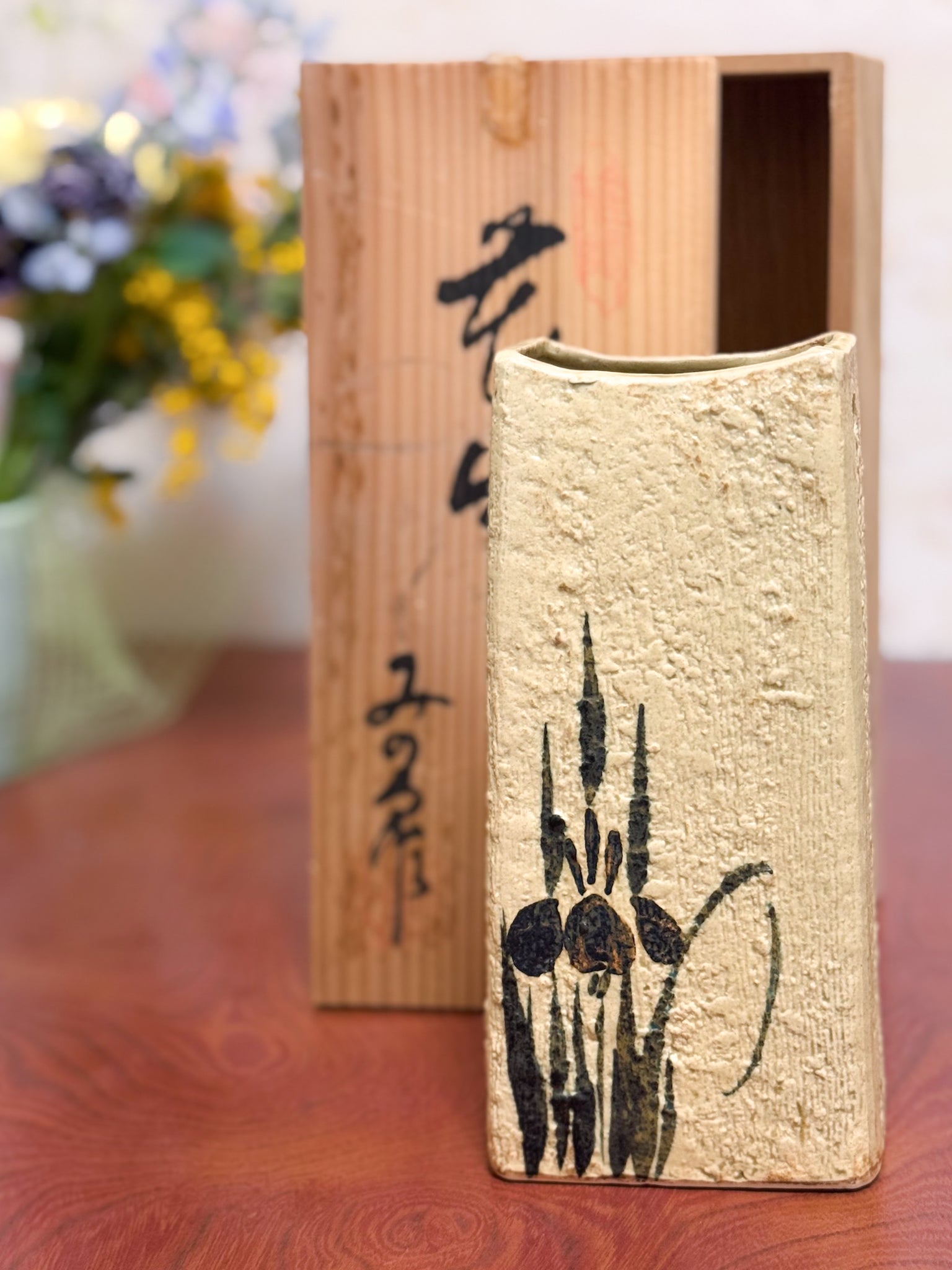 vase en céramique japonaise avec motif iris en fleurs, et sa boite en bois avec calligraphie