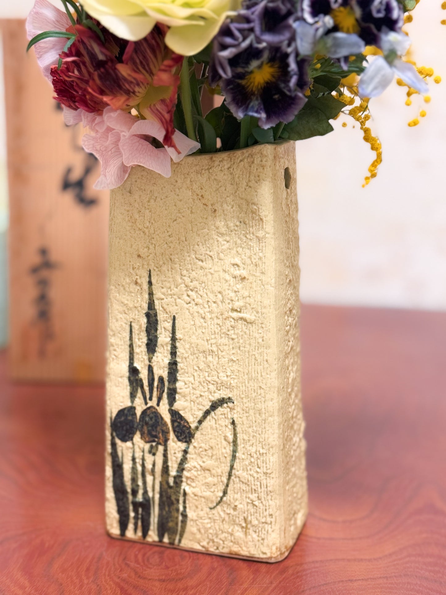 vase en céramique japonaise avec motif iris en fleurs, avec des fleurs en présentation