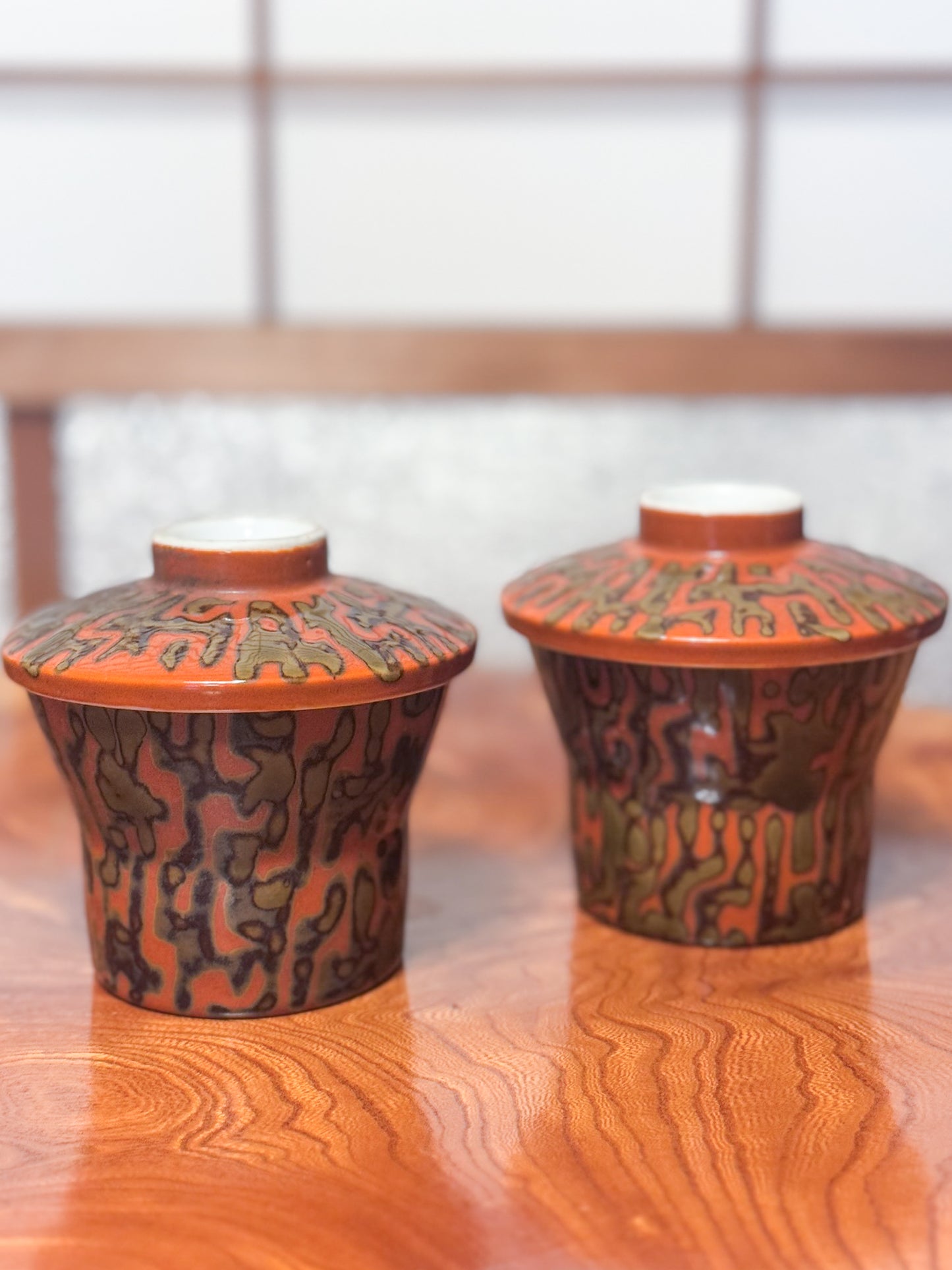 Céramique japonaise, Ensemble de deux tasses à thé avec couvercle