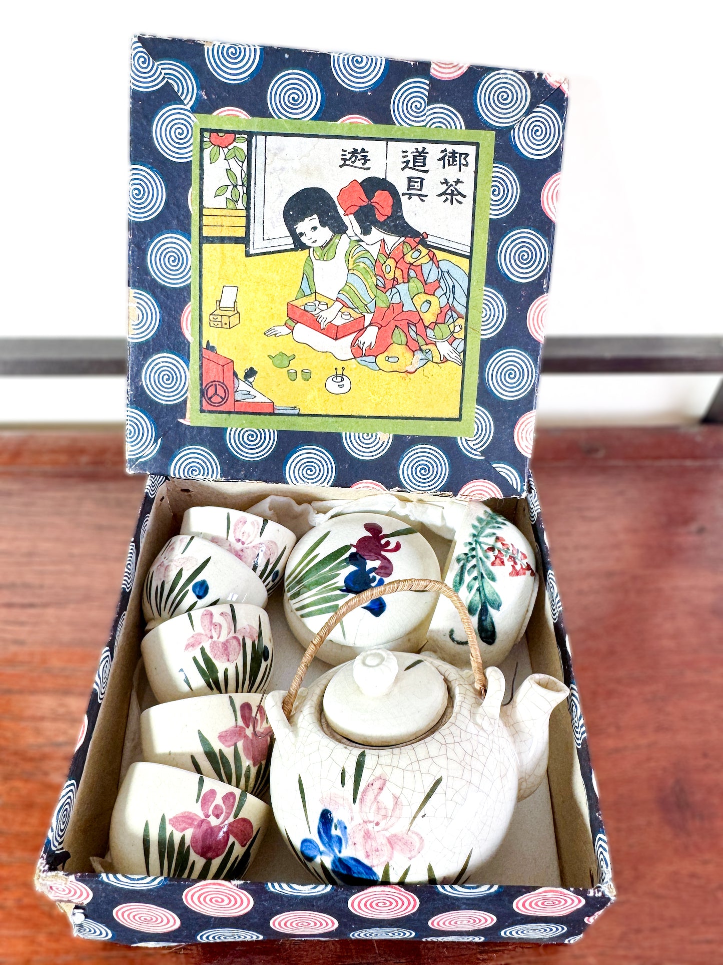 Service à thé miniature japonais vintage avec motifs d’iris, dans leur boîte imprimée spirales et scène de cérémonie du thé