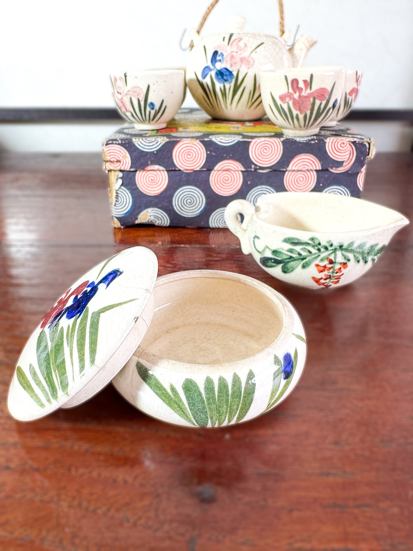 Service à thé miniature japonais vintage avec motifs d’iris, boîte imprimée spirales et scène de cérémonie du thé, couvercle ouvert