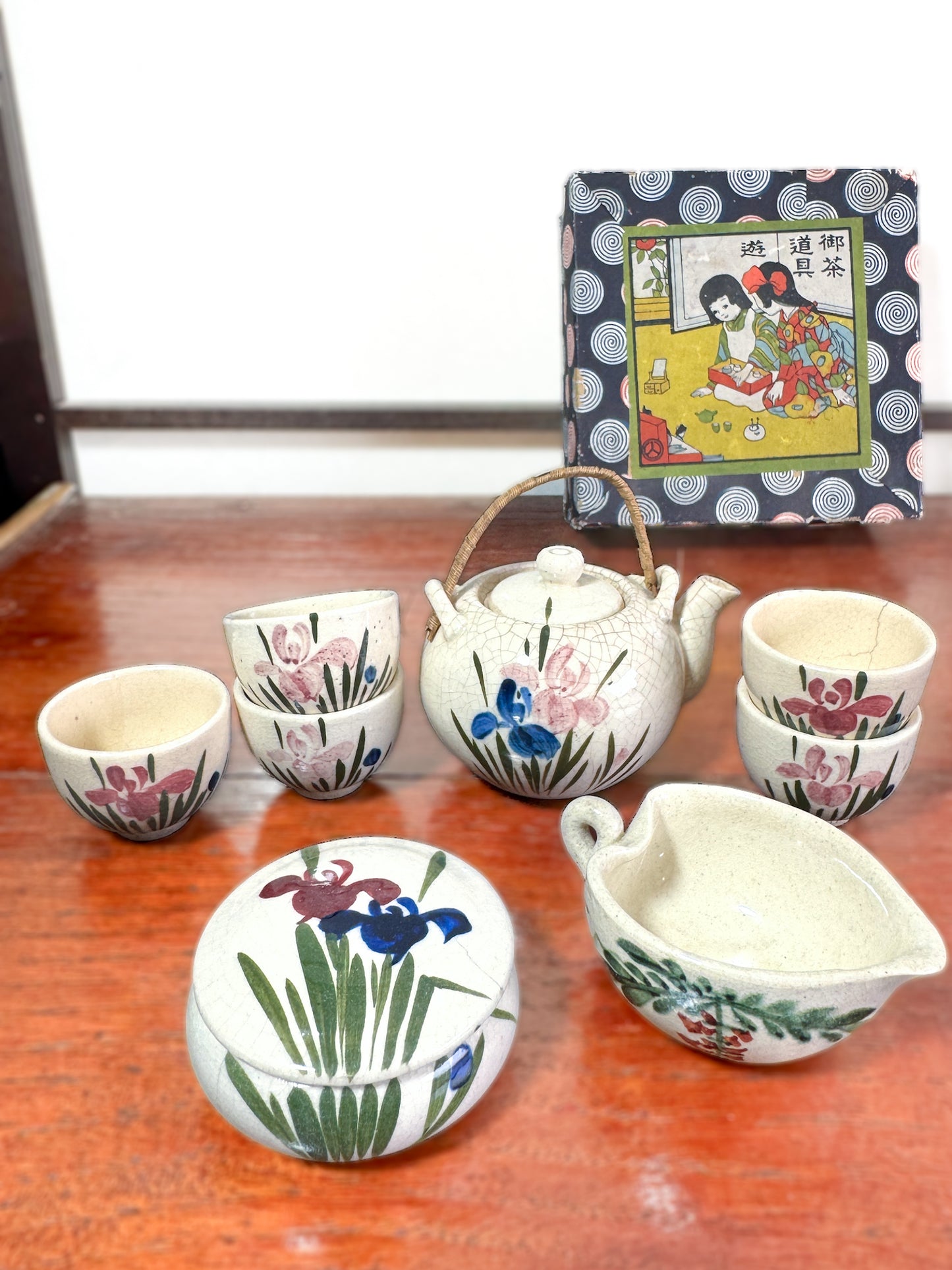 Service à thé miniature japonais vintage avec motifs d’iris, boîte imprimée spirales et scène de cérémonie du thé