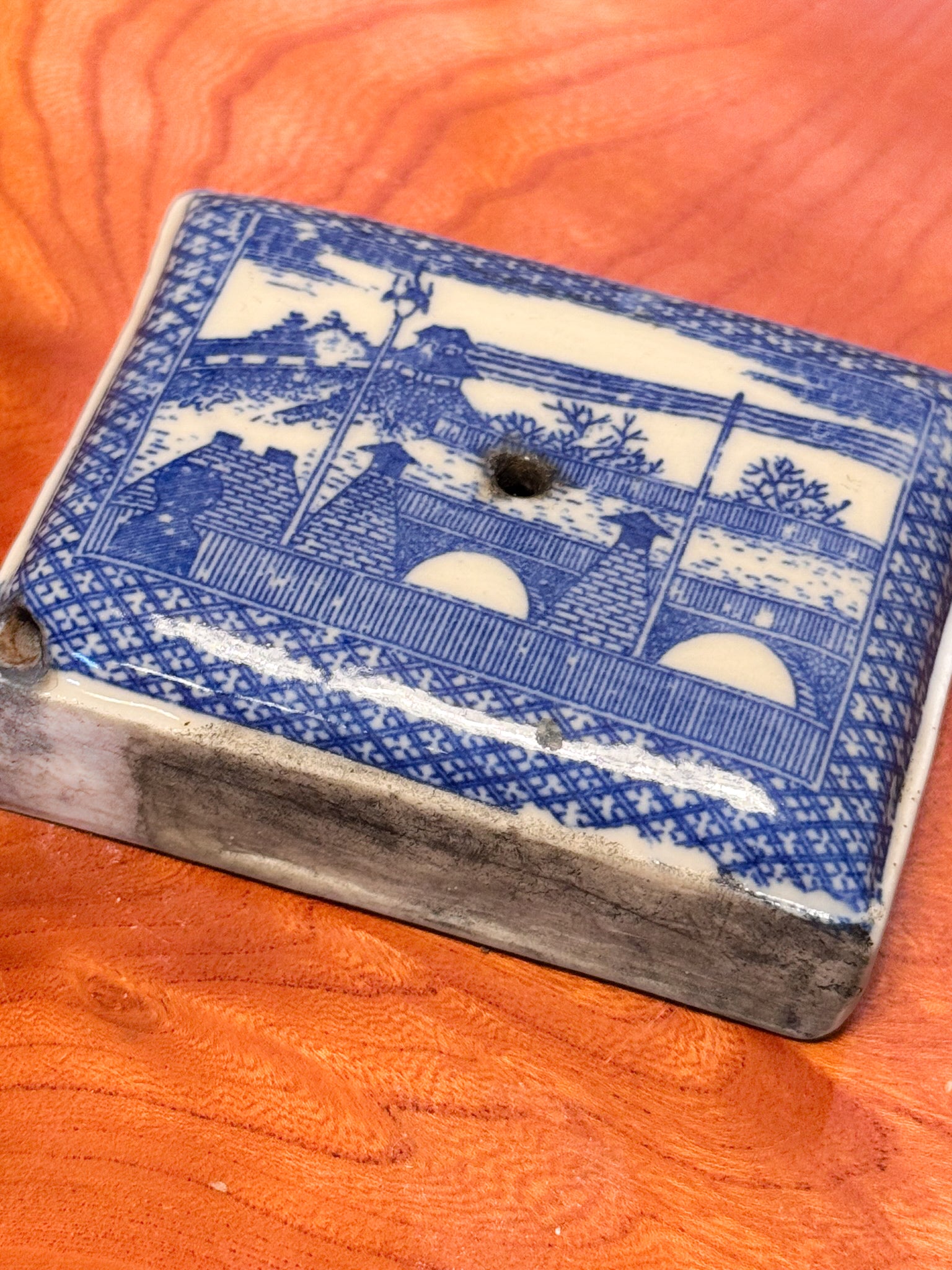 suiteki, compte goutte japonais en céramique blanche motif bleumurs et tours de garde d'un chateau vu de 3/4