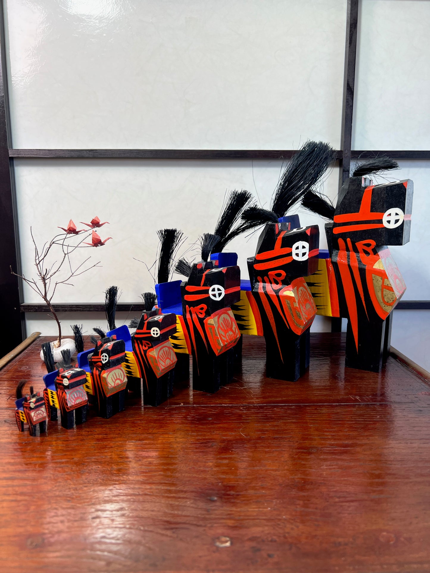 cheval japonais traditionnel miniature en bois peint noir motif rouge et or selle bleu outremer famille de chevaux
