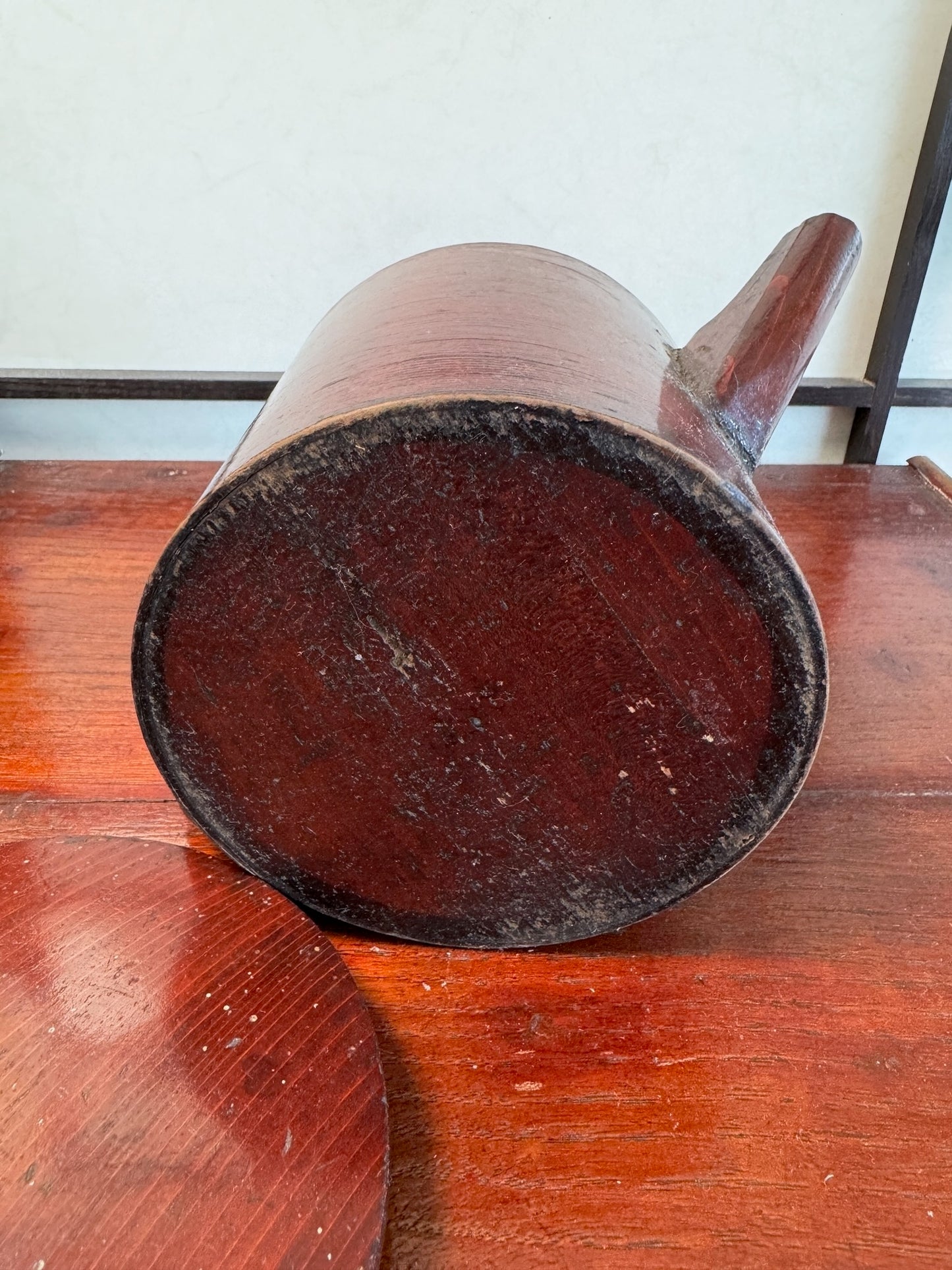 pot à eau japonais en bois, vu de dessous