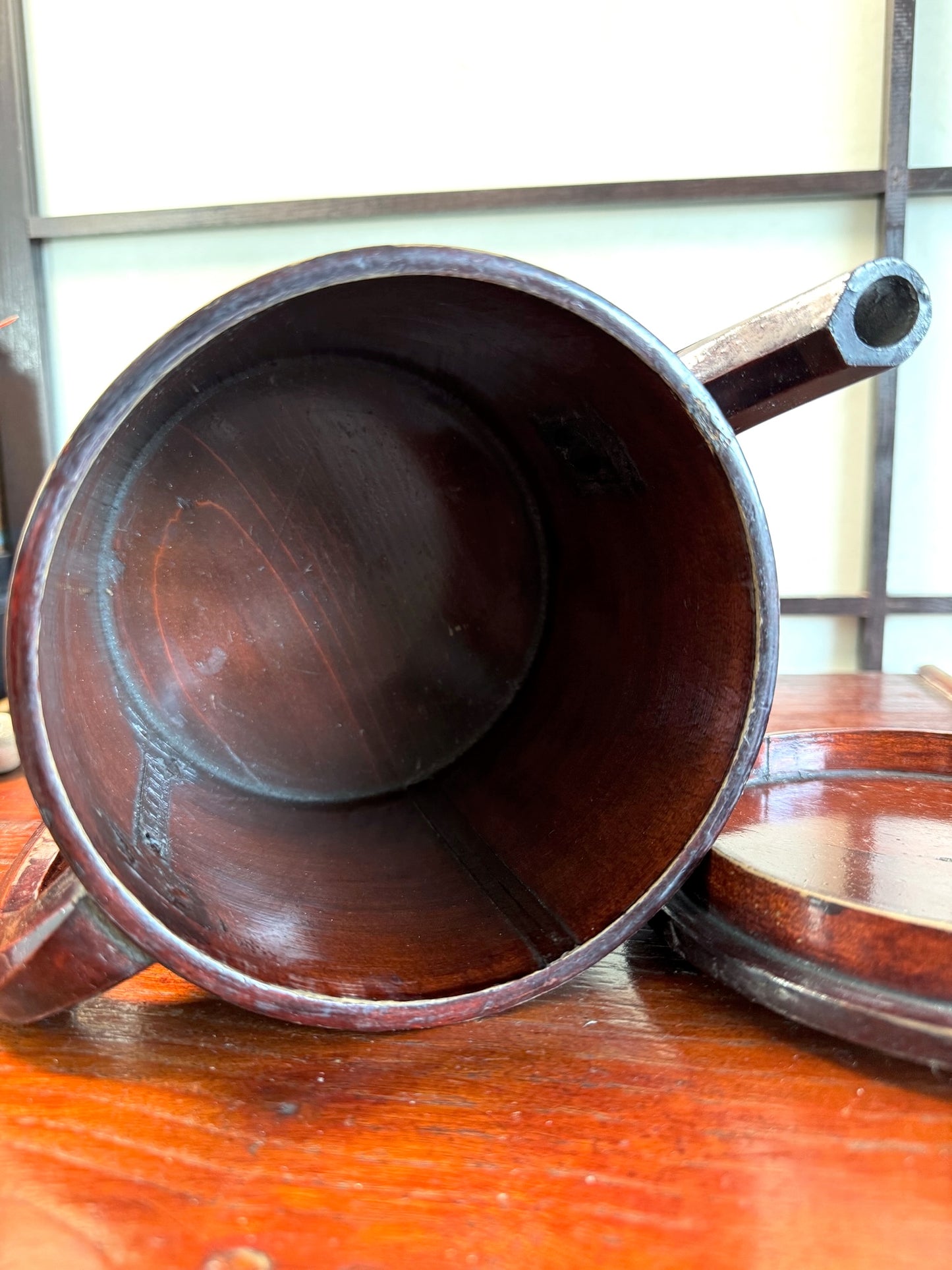 pot à eau japonais en bois avec couvercle, vu de l'intérieur