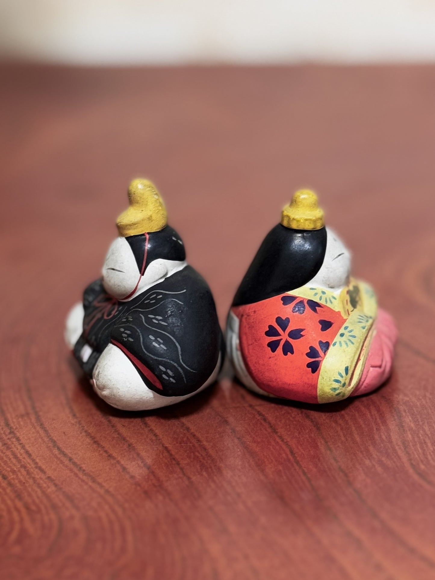 couple en céramique, l'Empereur et impératrice Meiji pour le Hina Matsuri, dos à dos