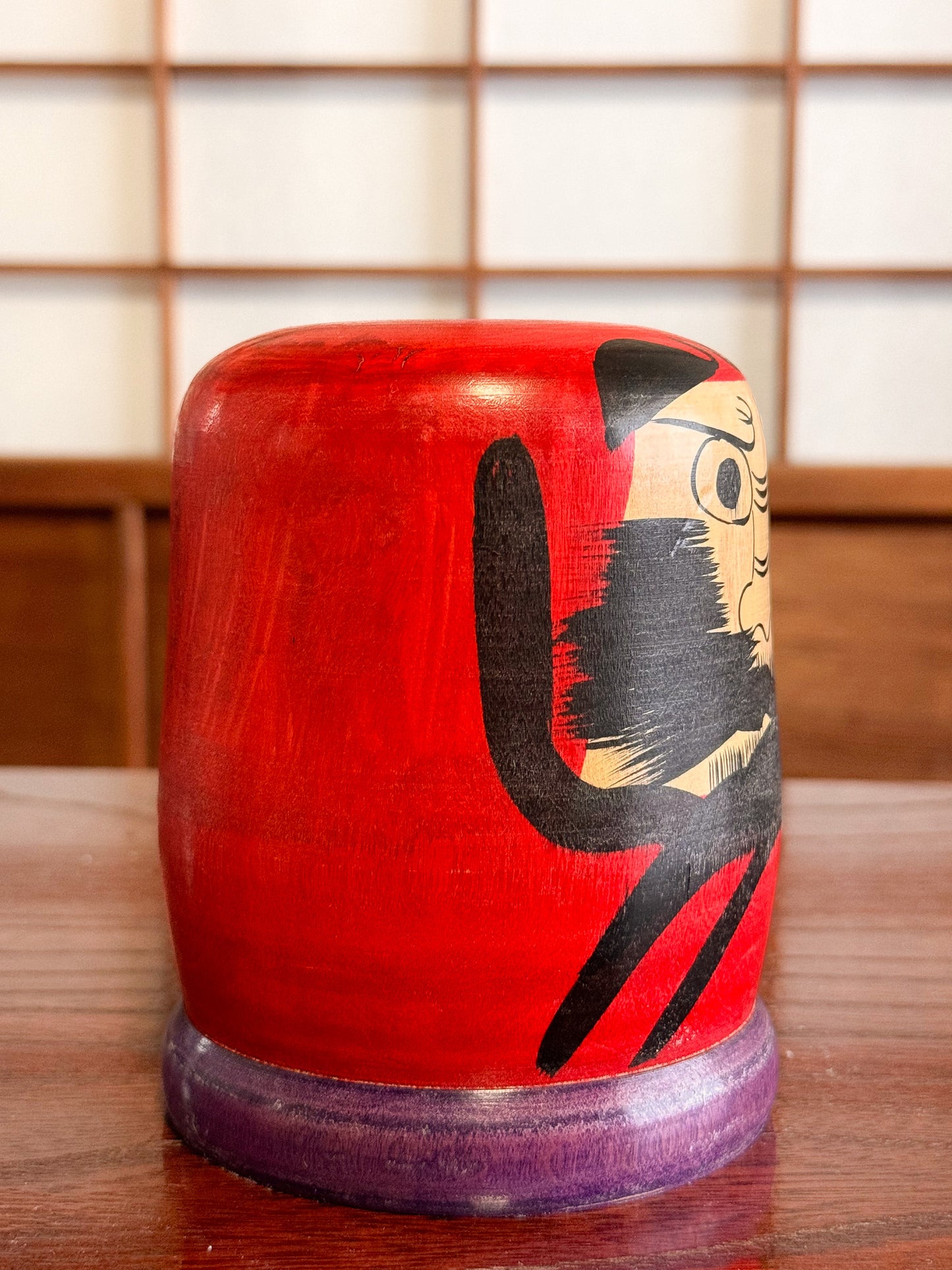 Kokeshi Daruma socle violet profil droit