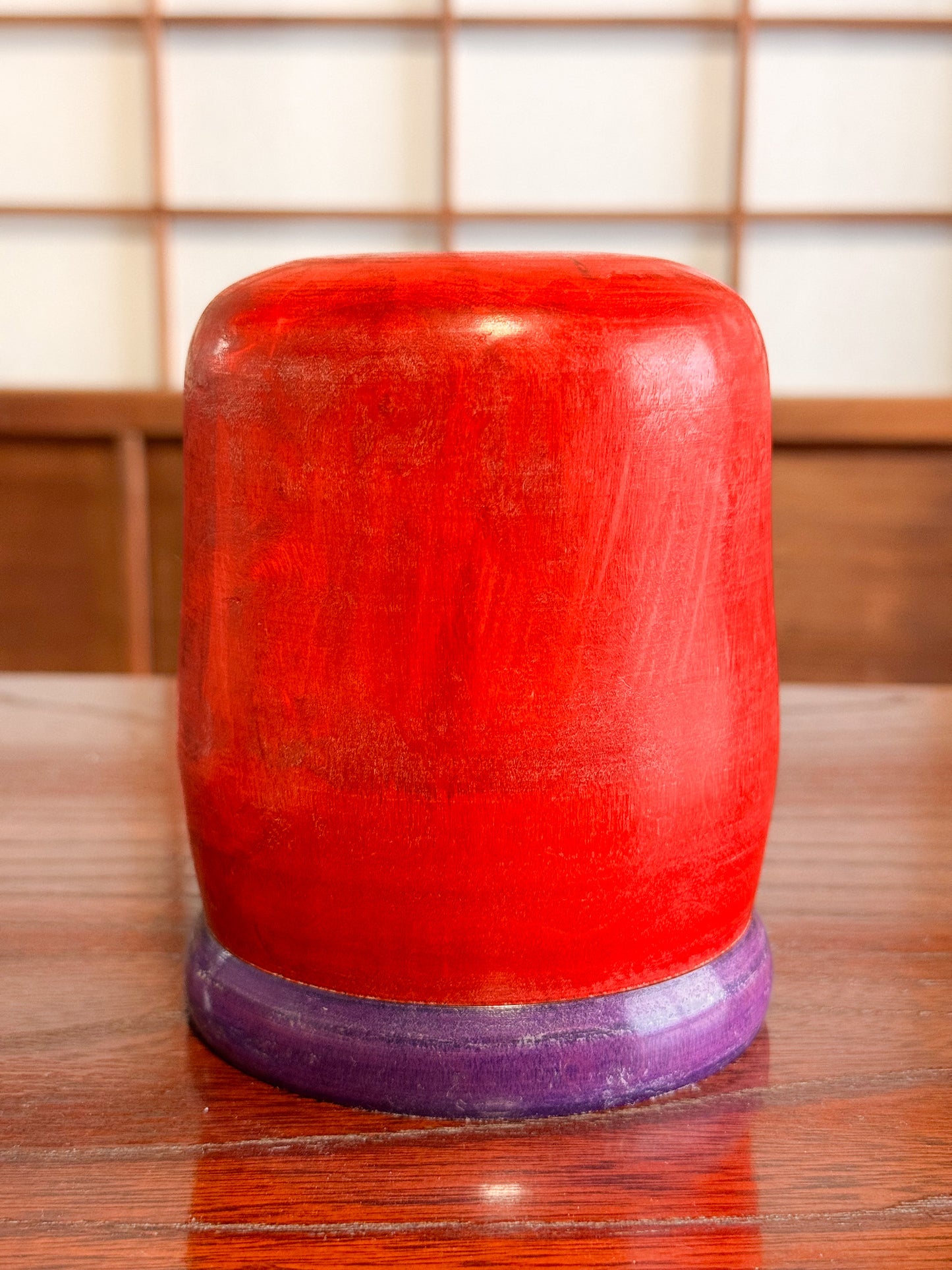 Kokeshi Daruma socle violet de dos