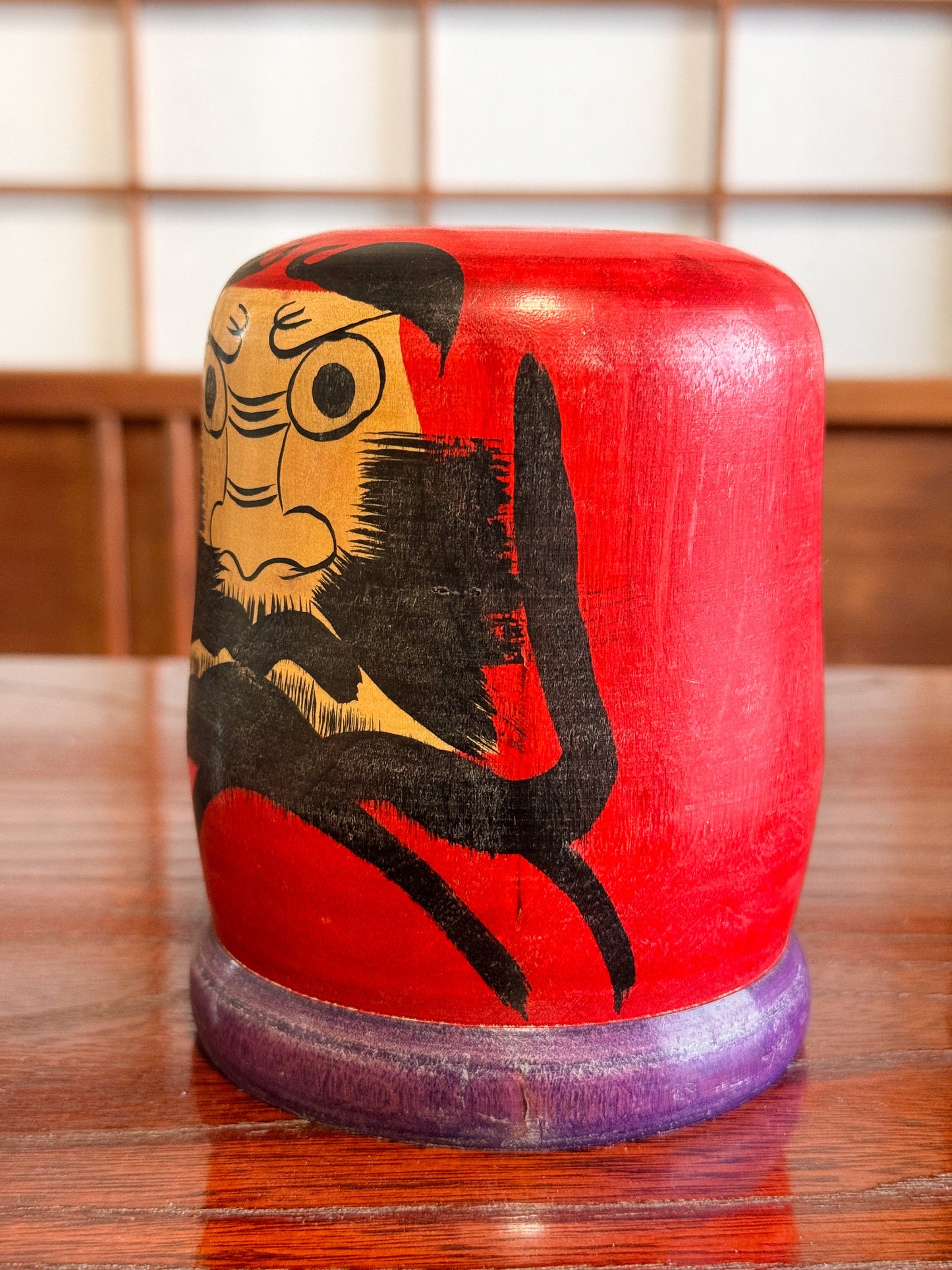 Kokeshi Daruma socle violet profil gauche