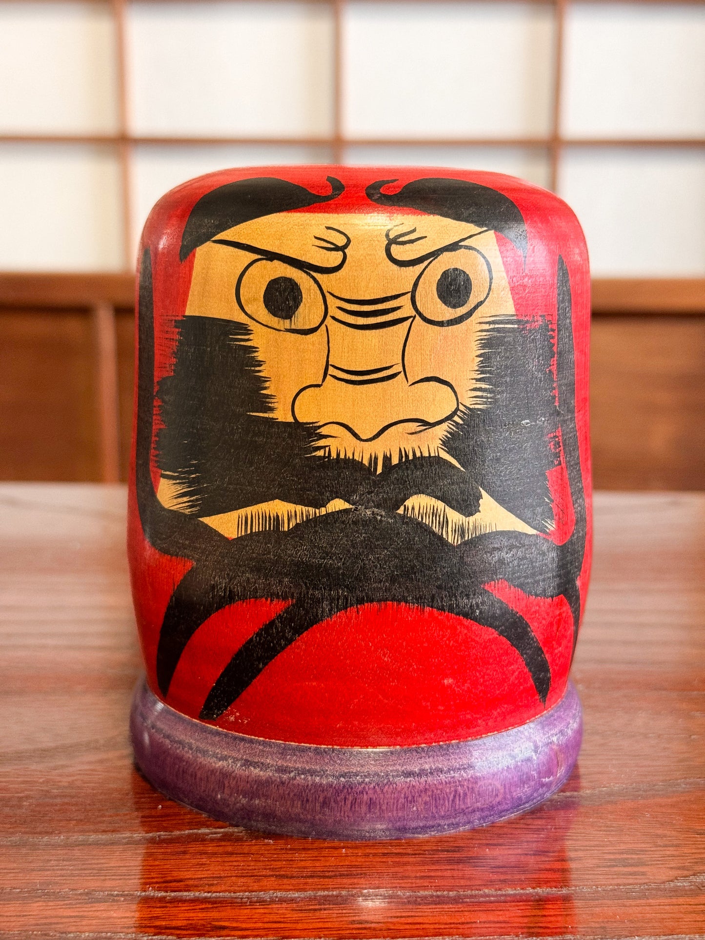 Kokeshi Daruma socle violet de pres