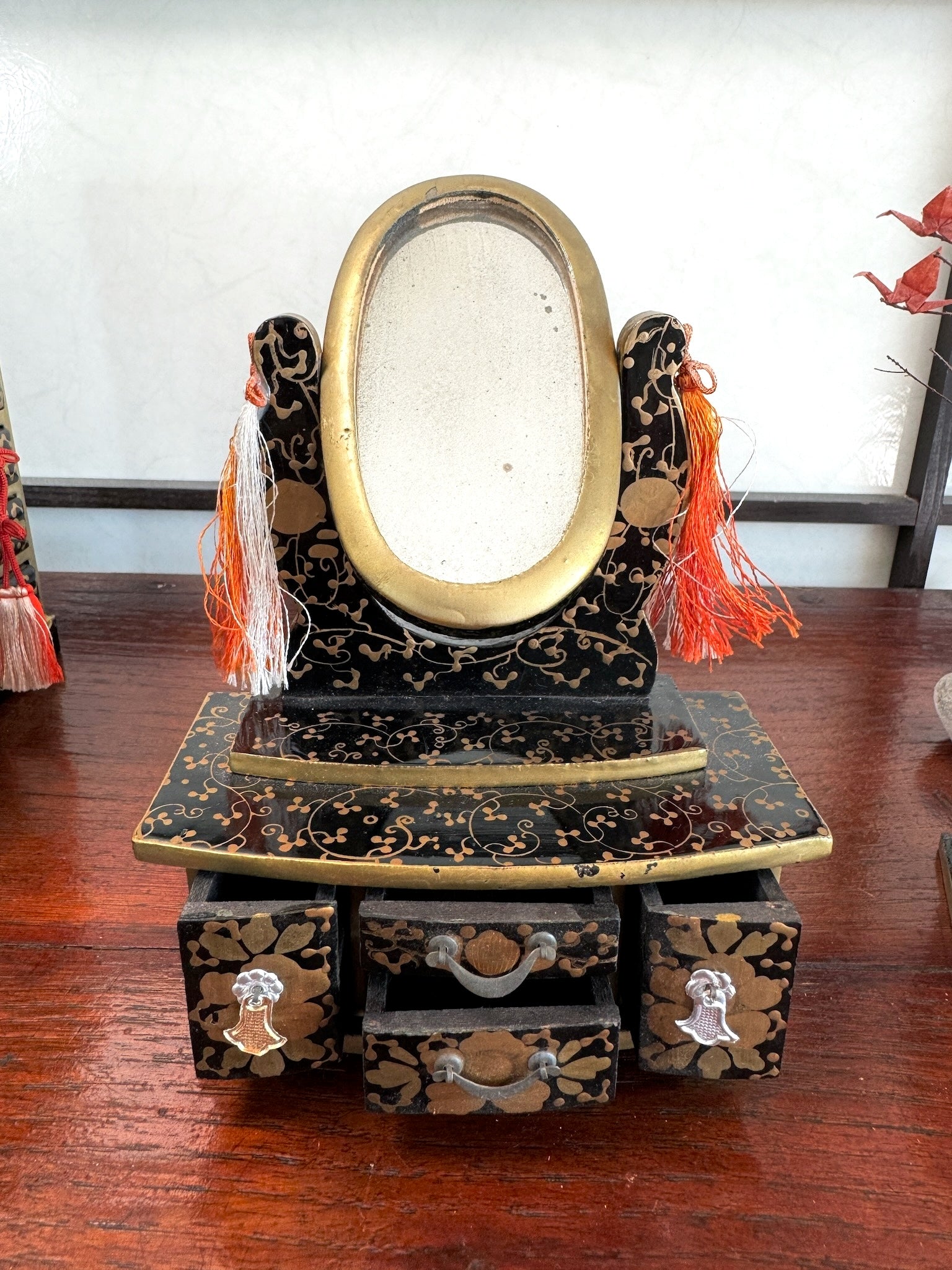 coiffeuse miniature en laque noire motif doré avec miroir ovale pivotant, tiroirs ouverts