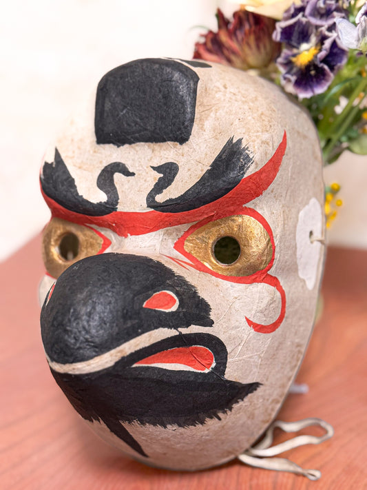 masque traditionnel japonais en papier maché tengu au long bec